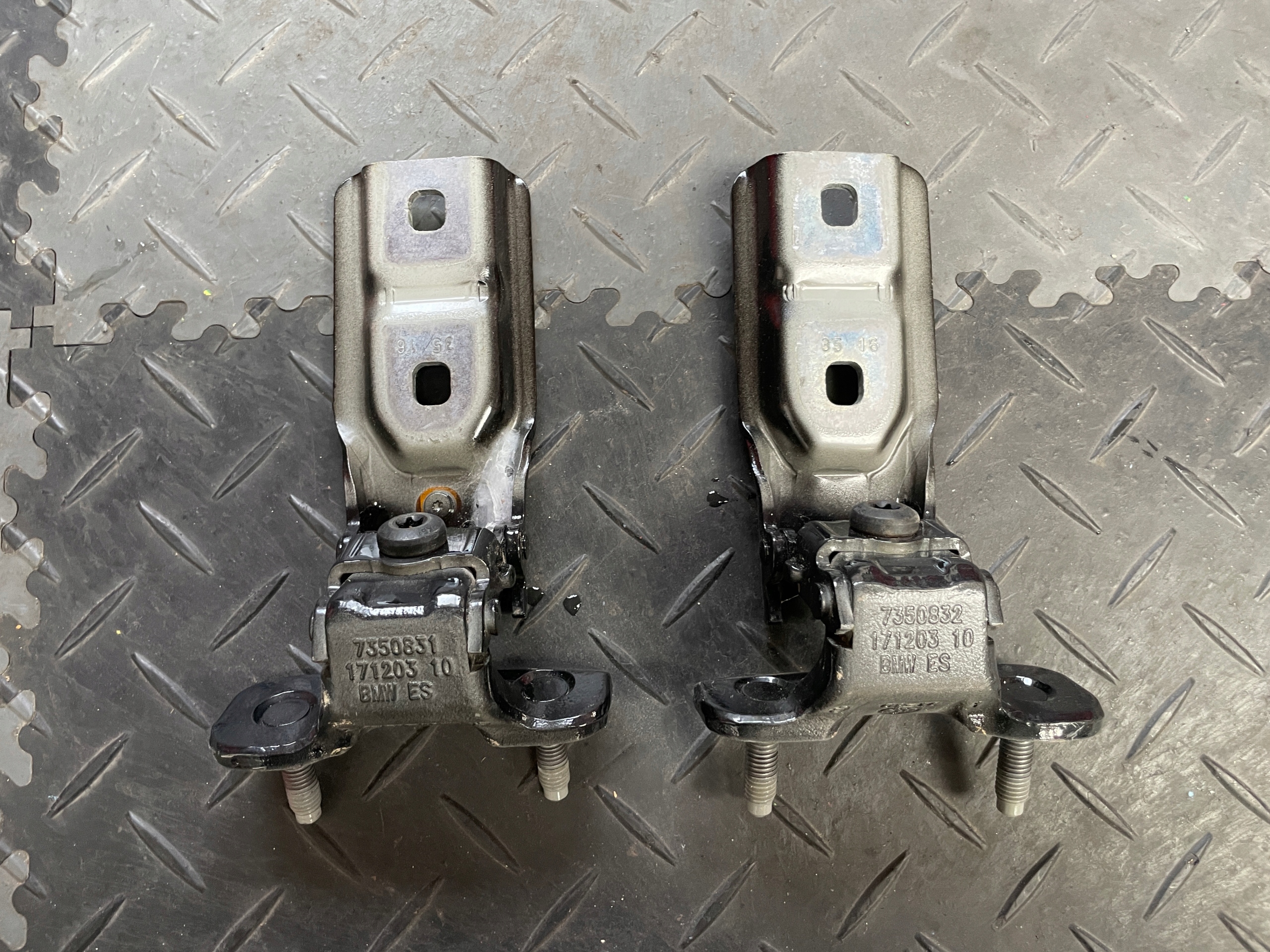 7350831 7350832 - BMW X1 F48 петли люка левый правый новый