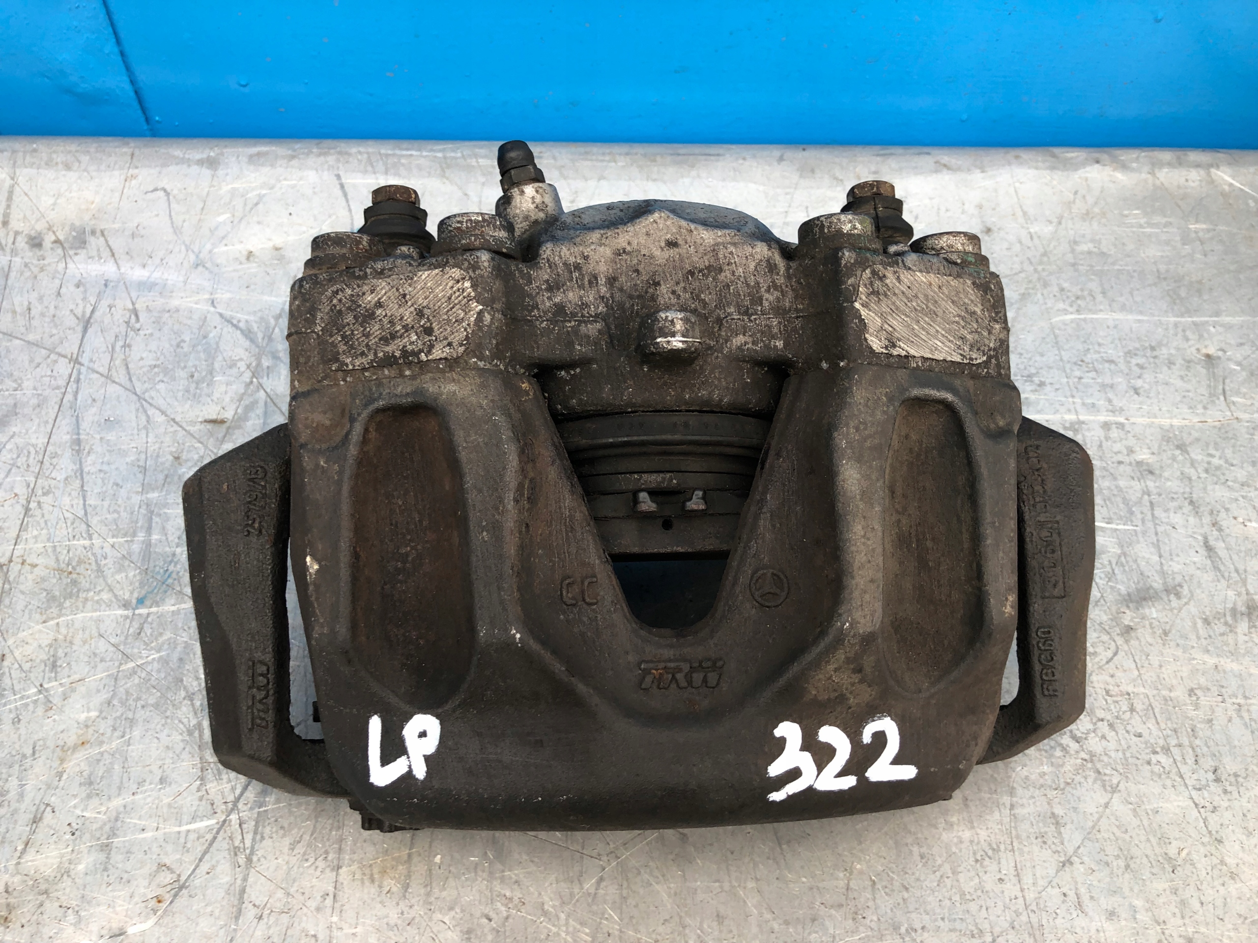 MERCEDES W212 ZACISK LEWY PRZÓD PRZEDNI 322 MM