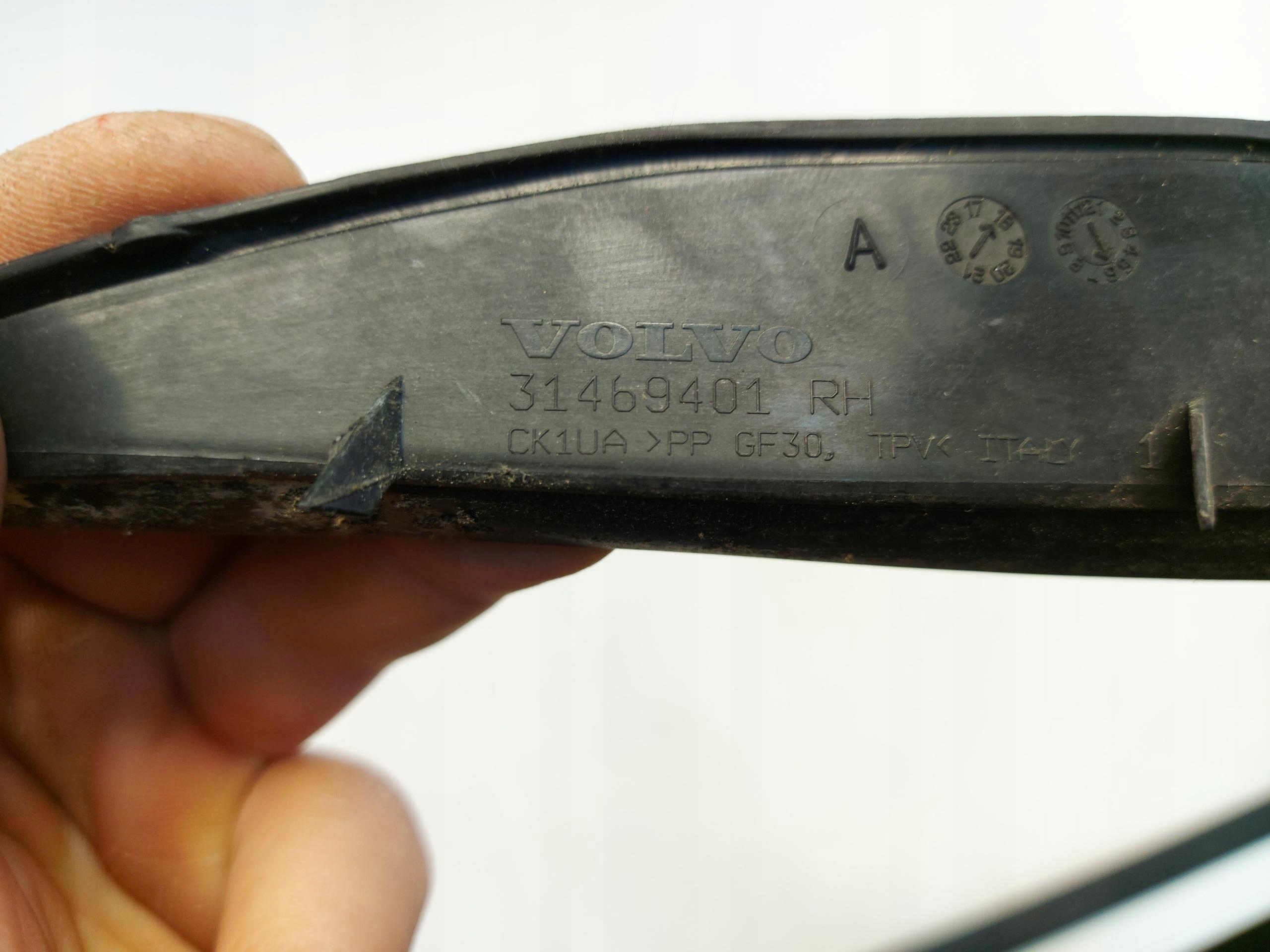 VOLVO V60 II moulding windows CZOLOWEJ right 31469401