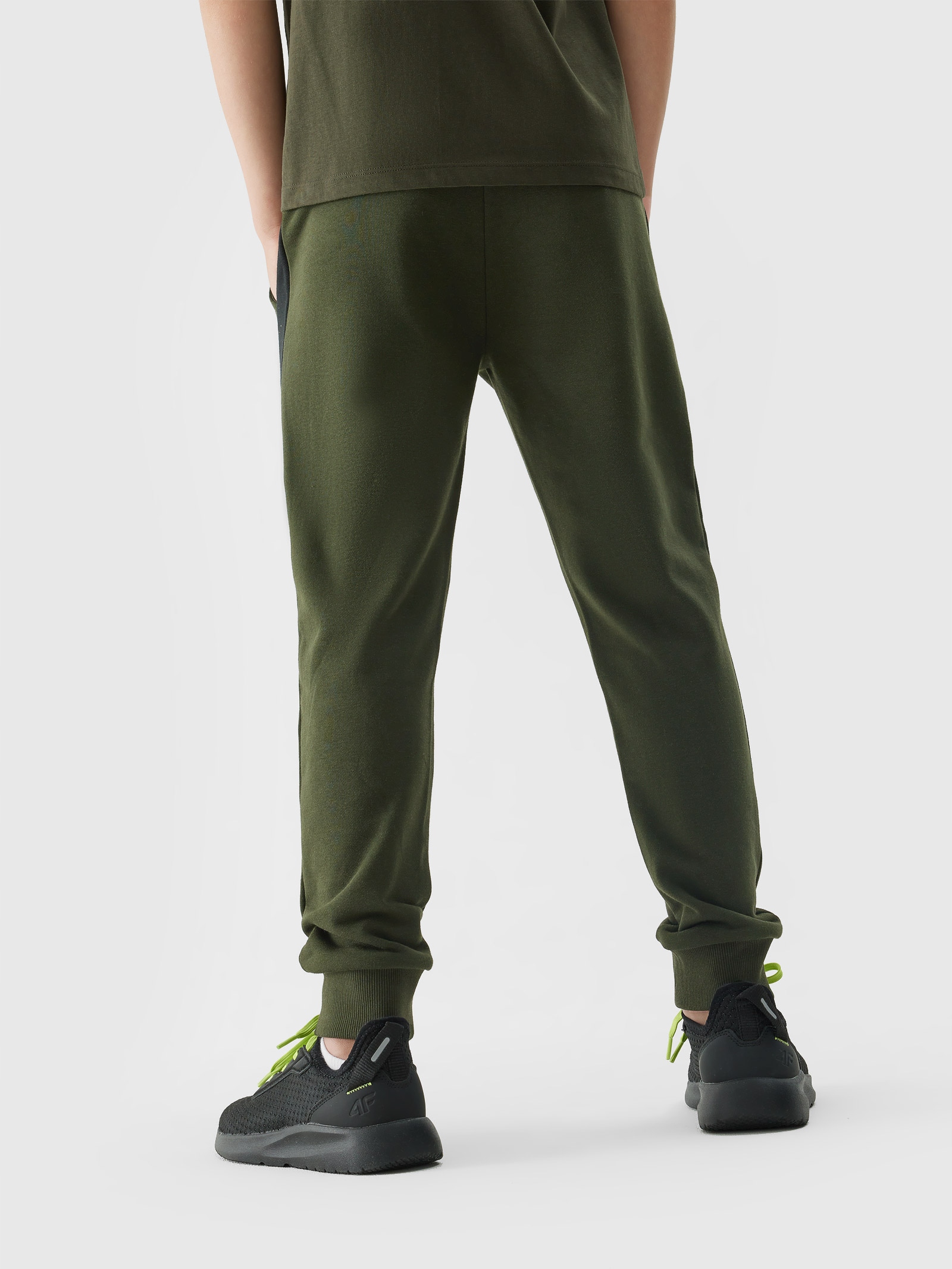 4F SPODNIE CHŁOPIĘCE JOGGERY DRESWOE SPORTOWE DRESY EAN (GTIN) 5904698469307