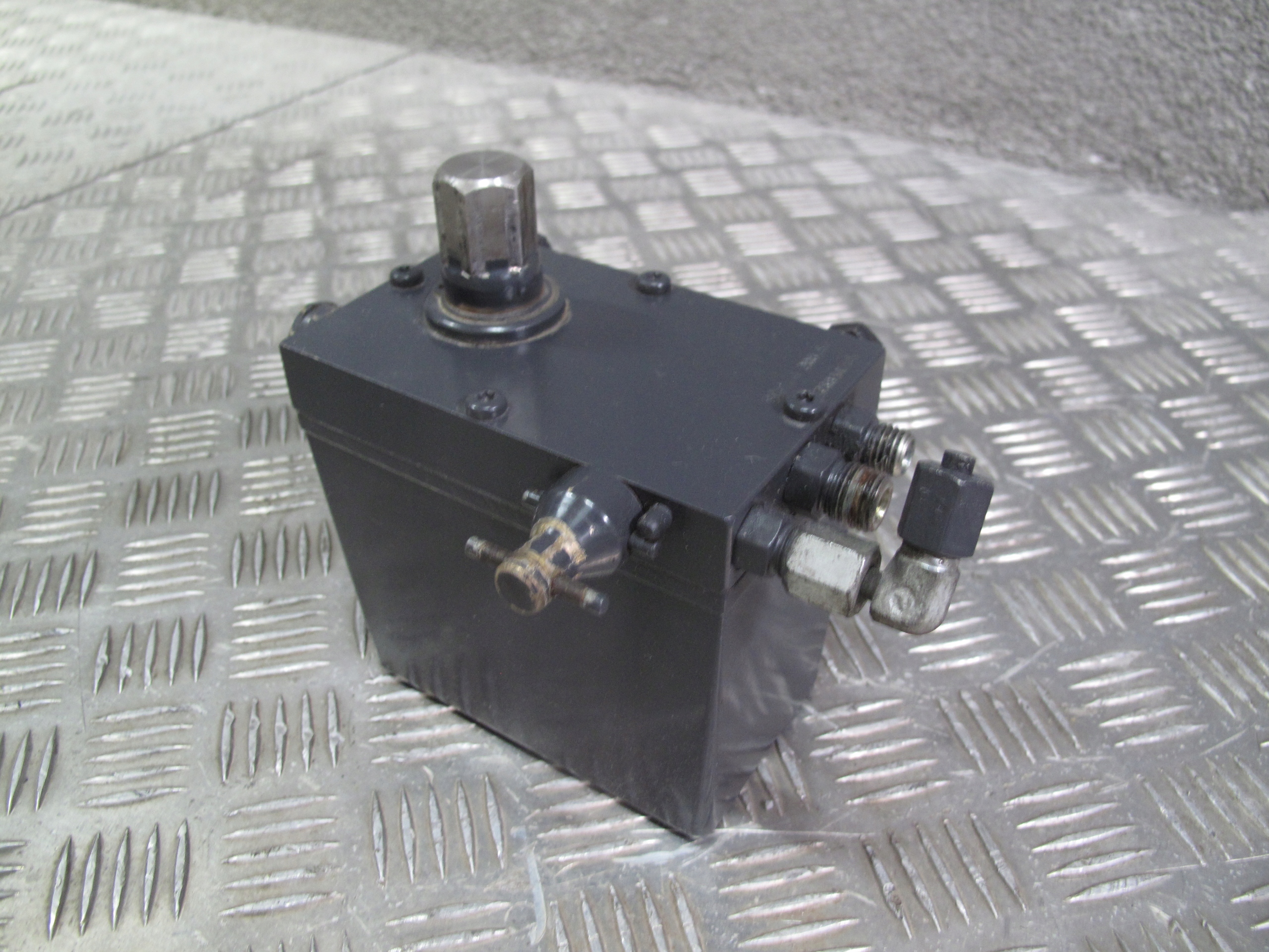 POMPKA WYWROTU PODNOSZENIA KABINY SCANIA R S Part manufacturer Scania original OE