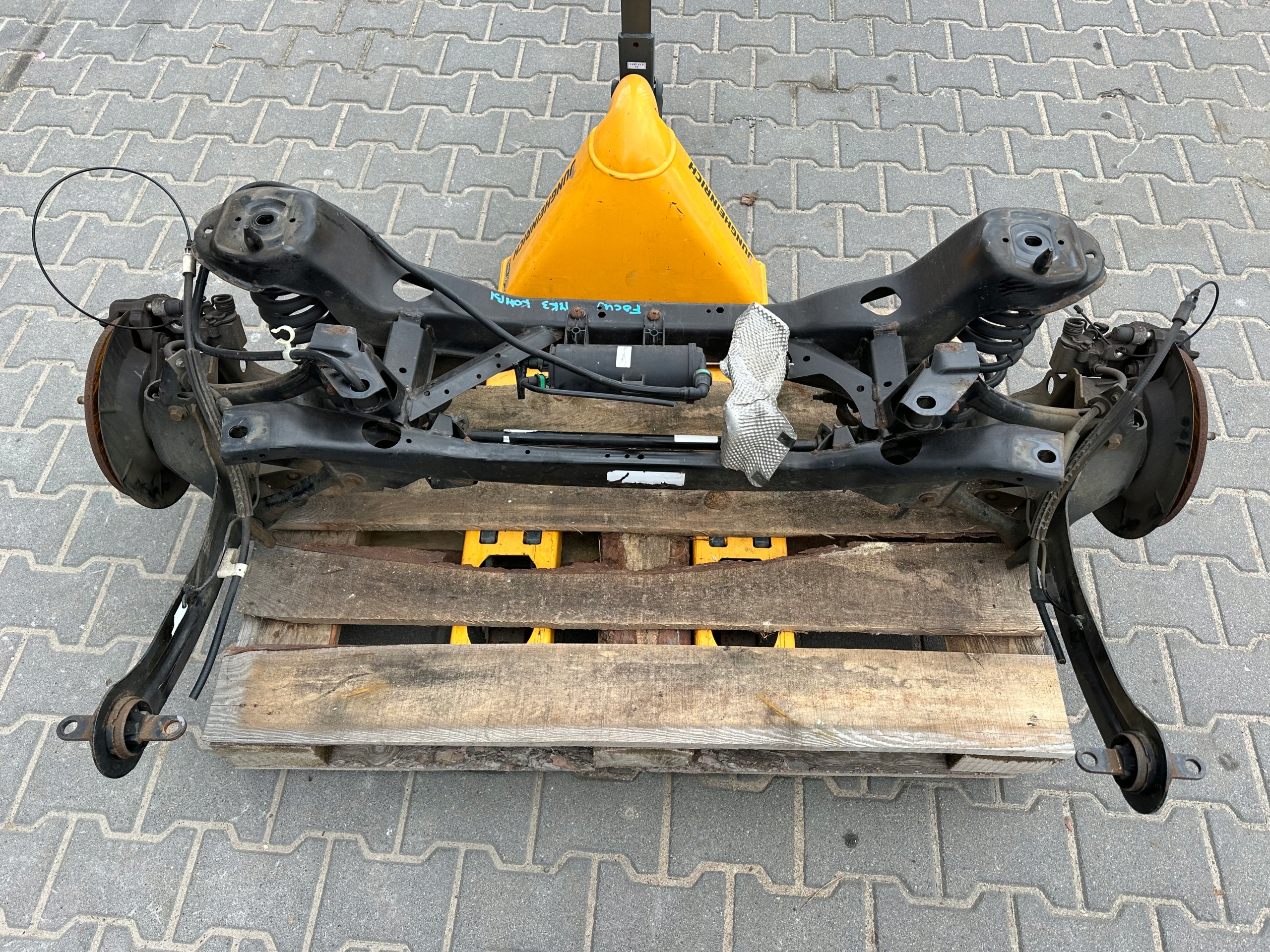 FOCUS MK3 LIFT ZAWIESZENIE TYLNE 1.0 EB KOMPLETNE