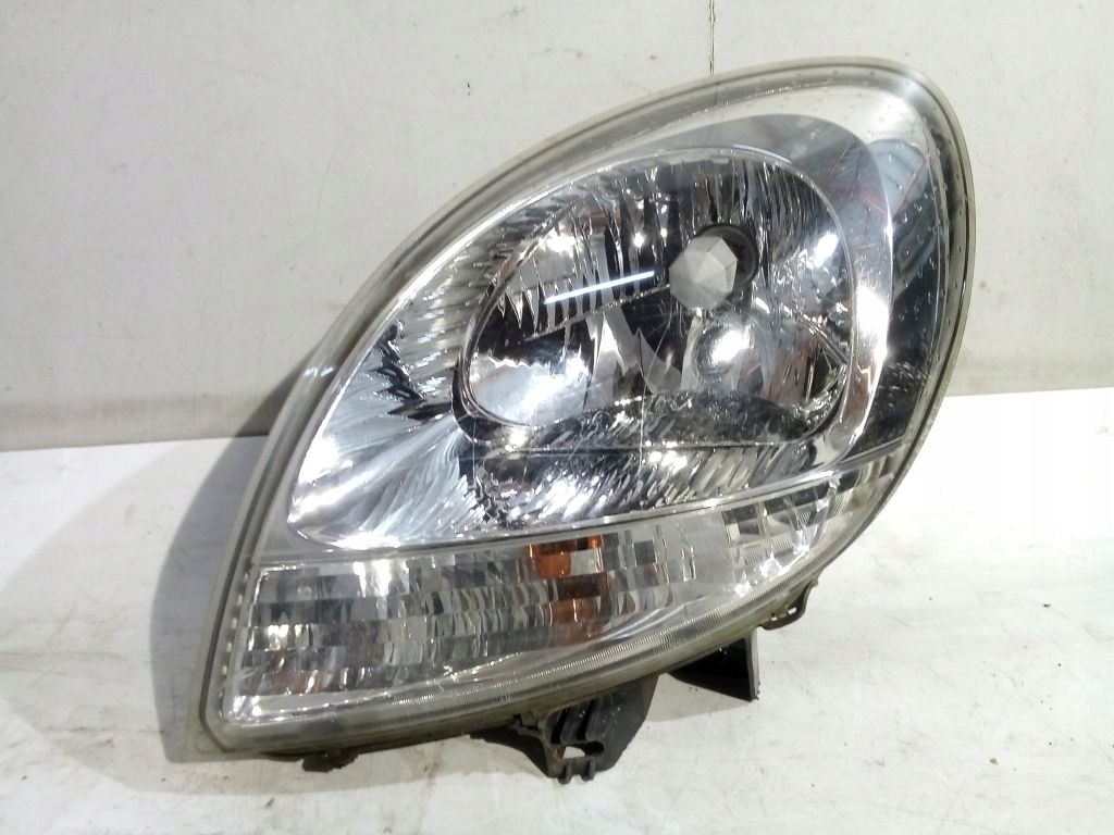 Renault Kangoo and lift light left front front
