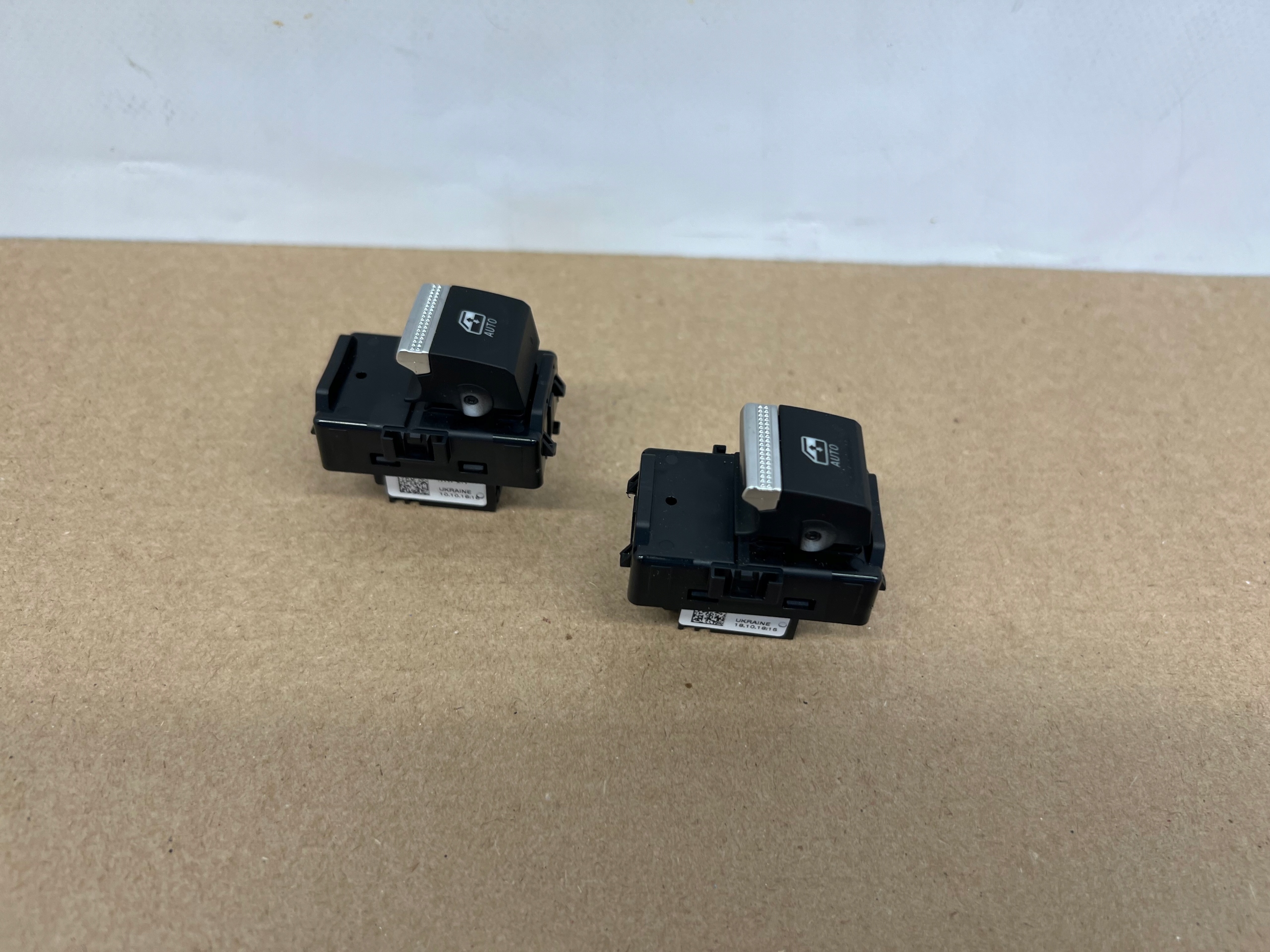 Clio V button of the window windows rear part 254114723R