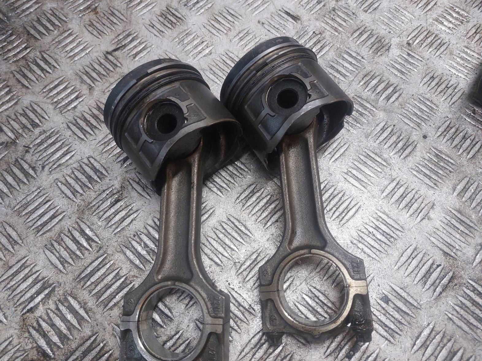 Piston + Bielle KOMPLET 4SZT BMW E39 520D