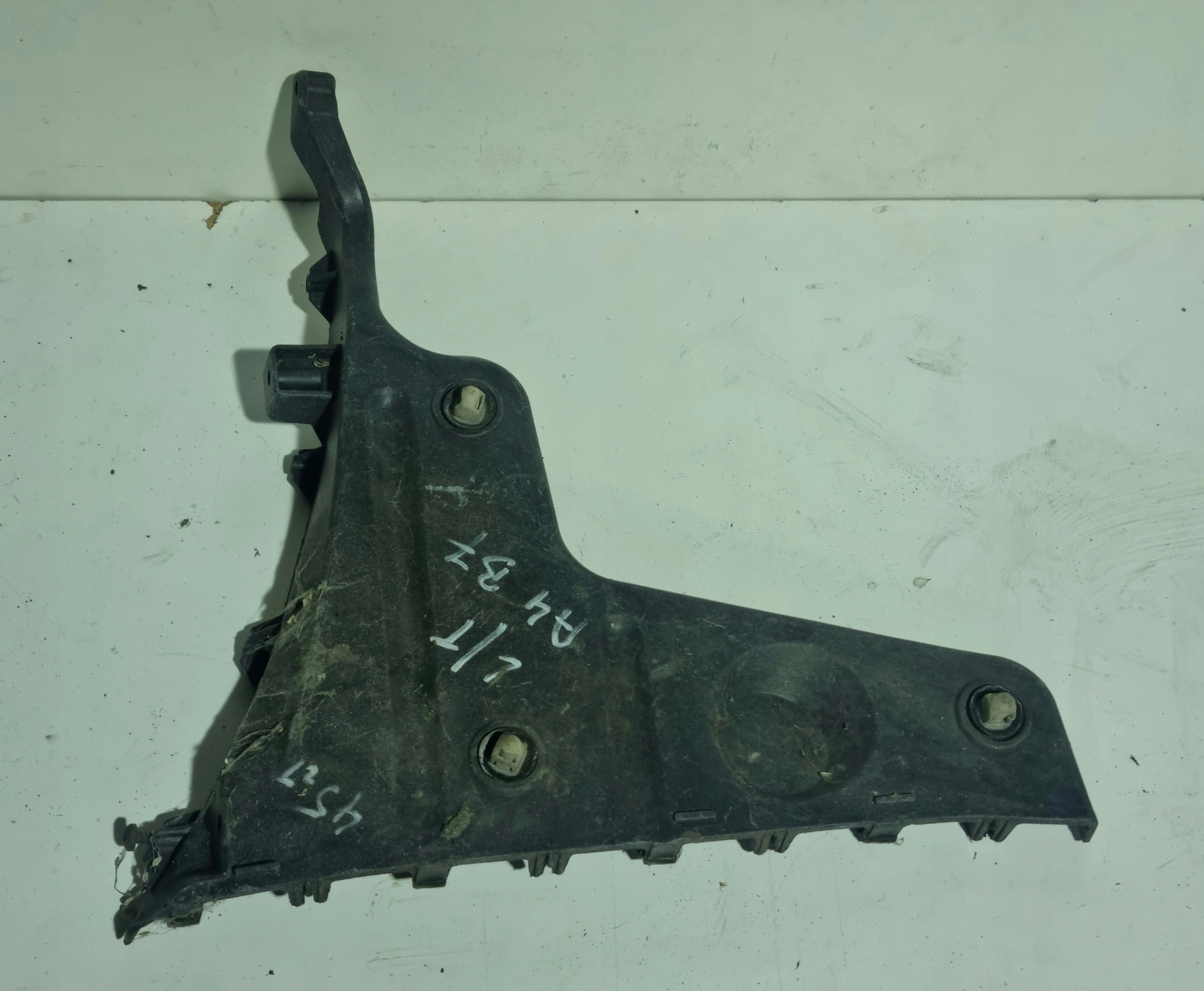 AUDI A4 B7 AVANT KOMBI holder bumper bracket left rear part 8E9807453A