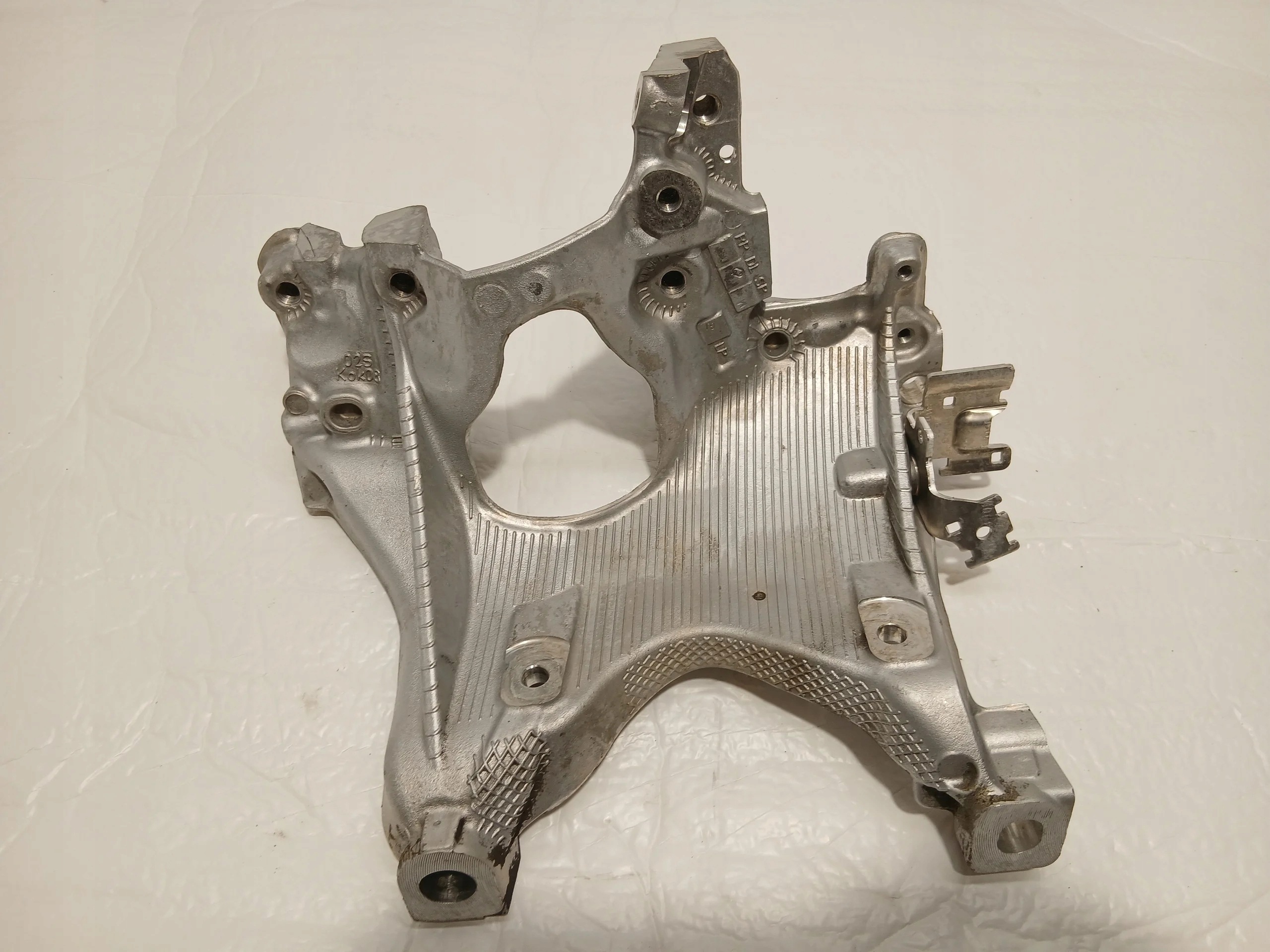 AUDI A4 B9 LIFT support holder of the engine right front 8W0399296E