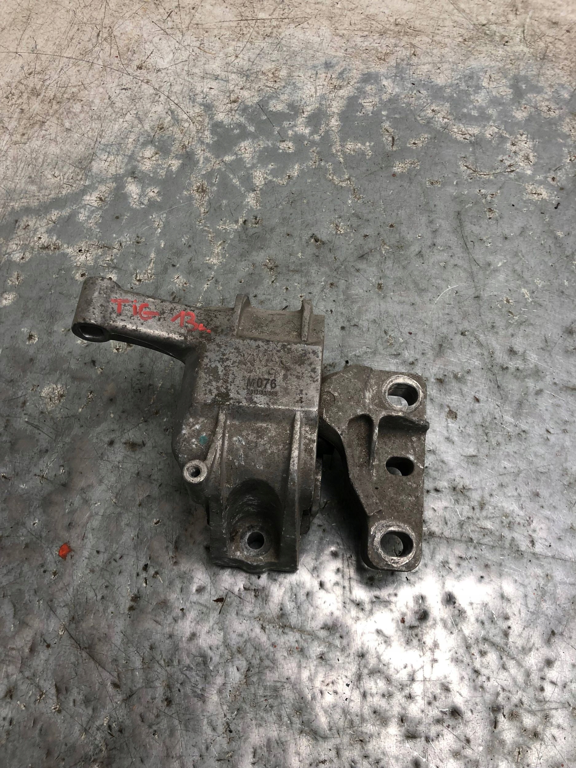 holder engine mount VW TIGUAN 5N0199262D