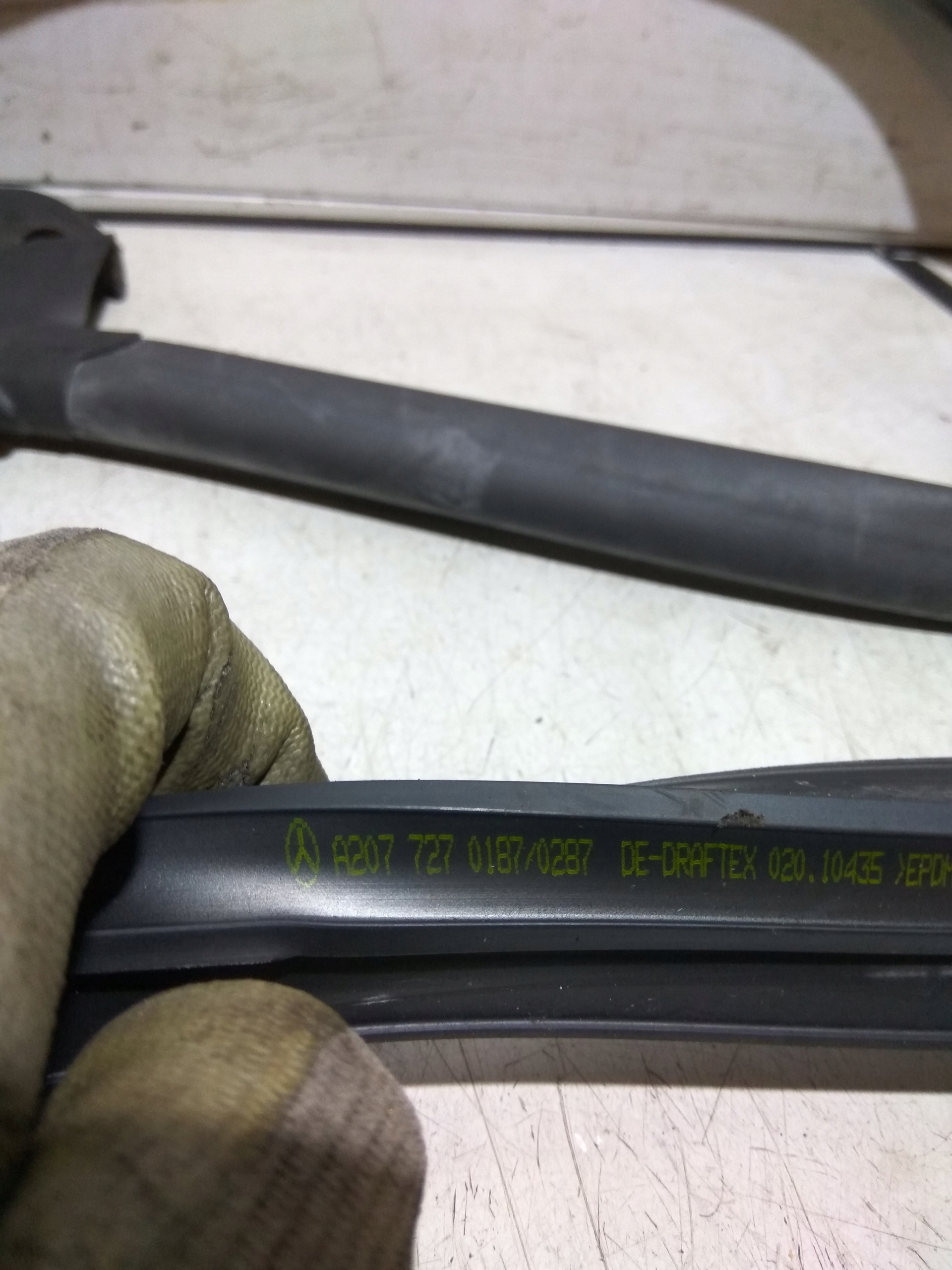 MERCEDES W207 USZCZELKA DRZWI LEWA Car type Passenger cars