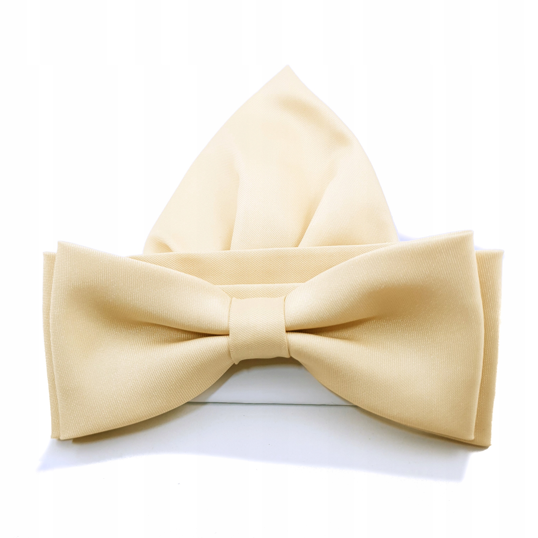 BEŻOWA JASNA MUCHA MUSZKA Z WYPUSTKĄ POSZETKĄ