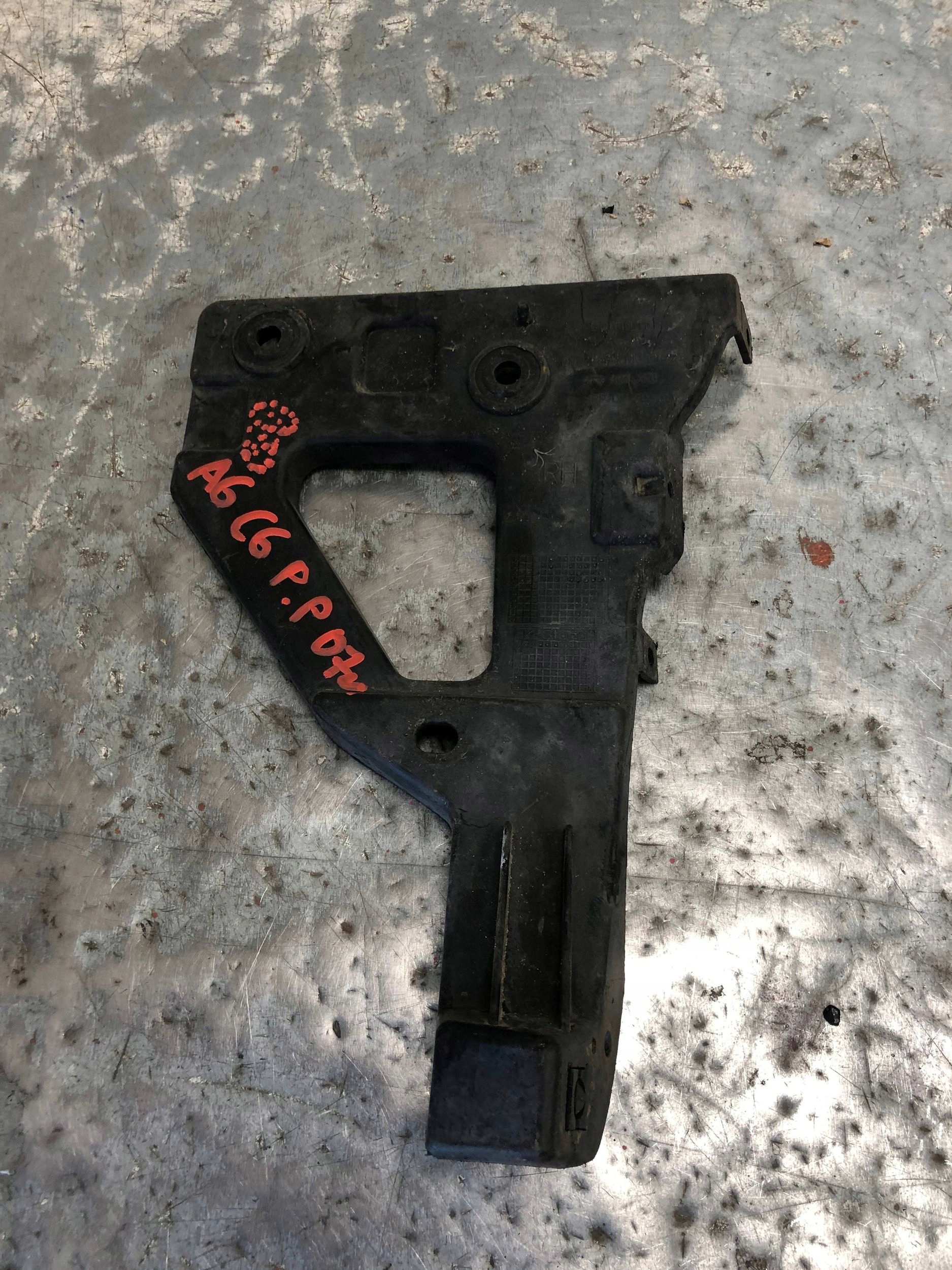 bumper bracket right front AUDI A6 C6 4F0807228