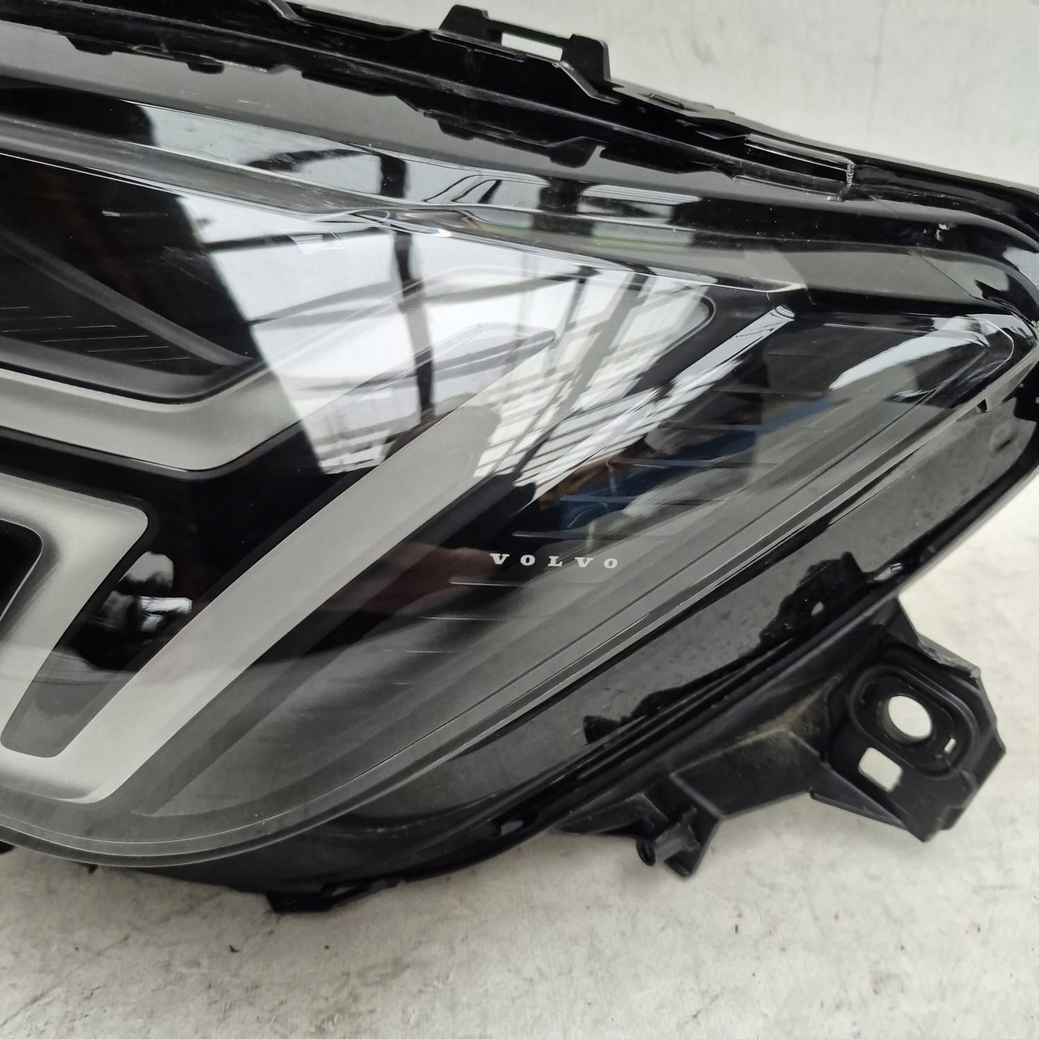VOLVO XC90 II DRUGI LIFT 24- light left front front FULL LED 32365979