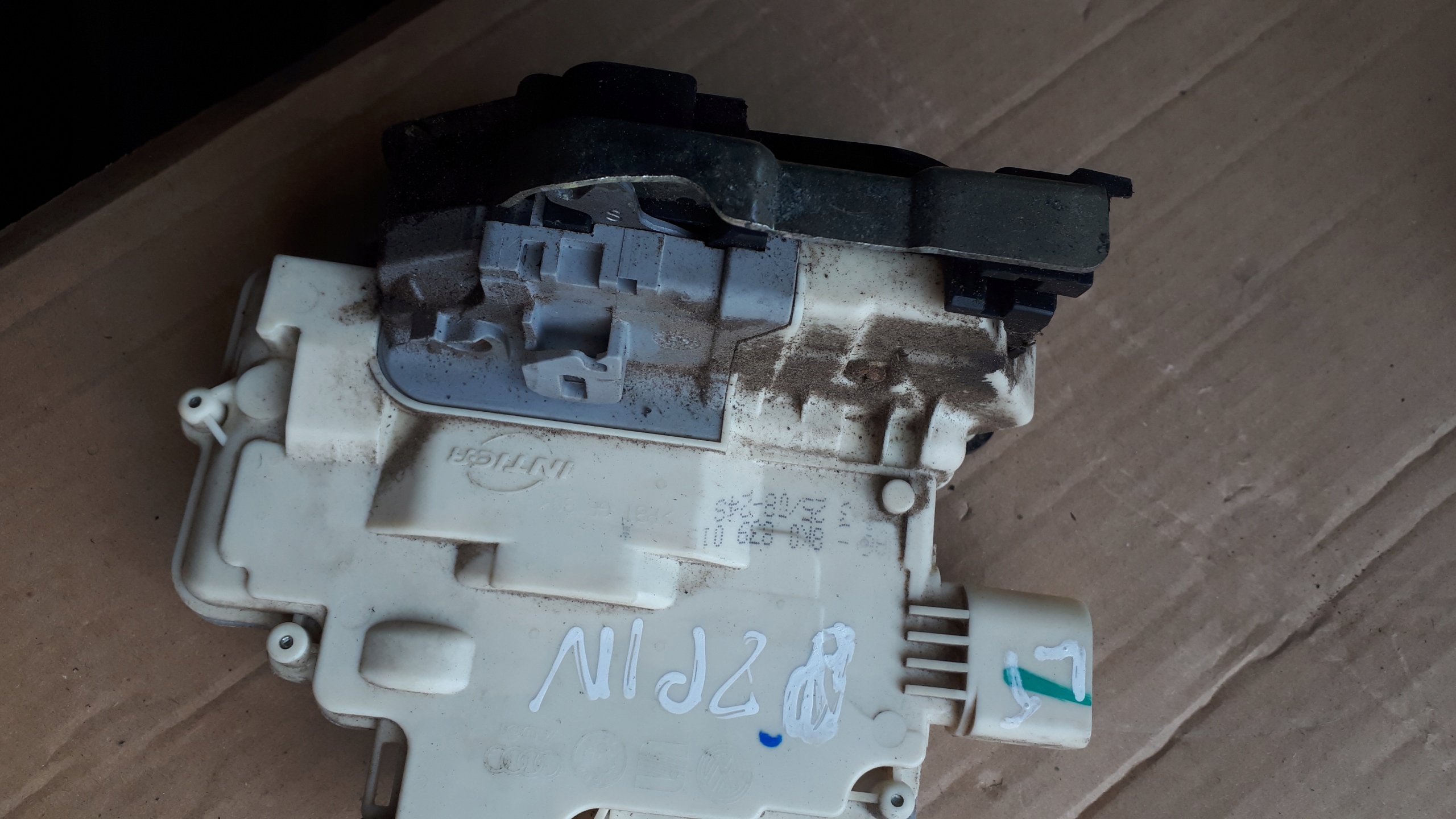 A4 B8 lock door left rear part 8 PIN A5 Q5 8K0839015