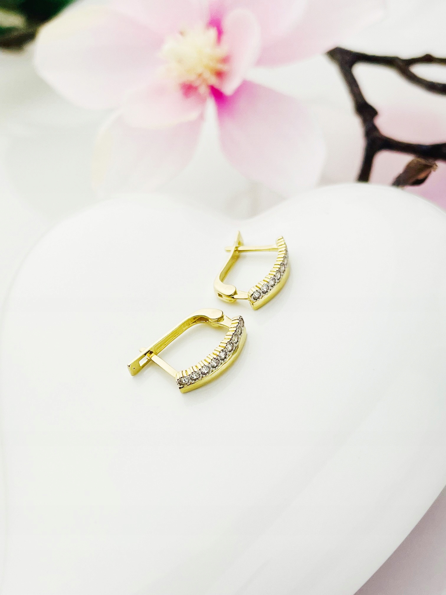 Zlaté náušnice s čárkami a zirkony