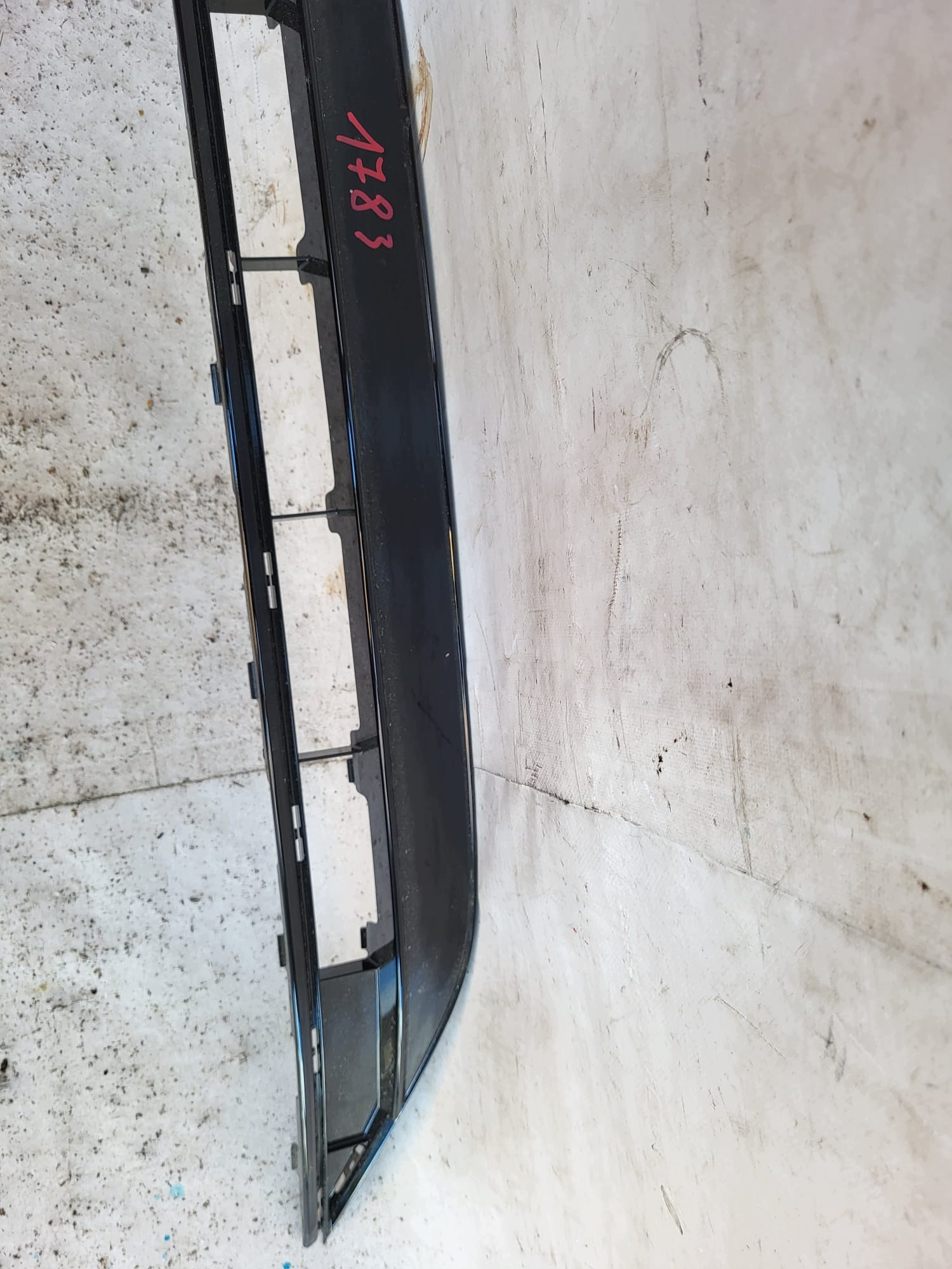 VW TIGUAN II LIFT grid of a bumper front front 5NA853677
