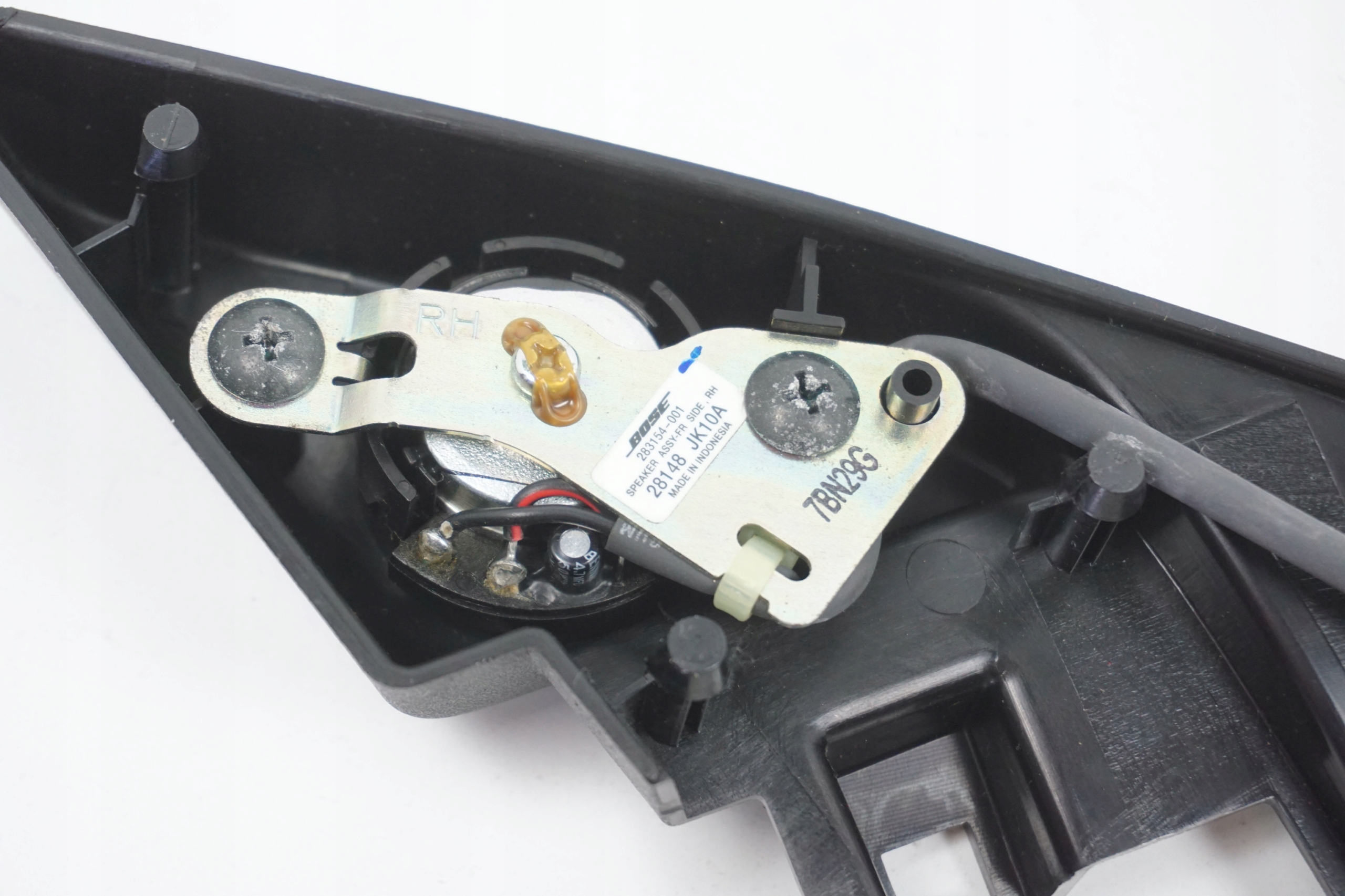 Trojkat Oslona Prawa Nissan GTR R35 80292 JF00A Part number 80292 JF00A