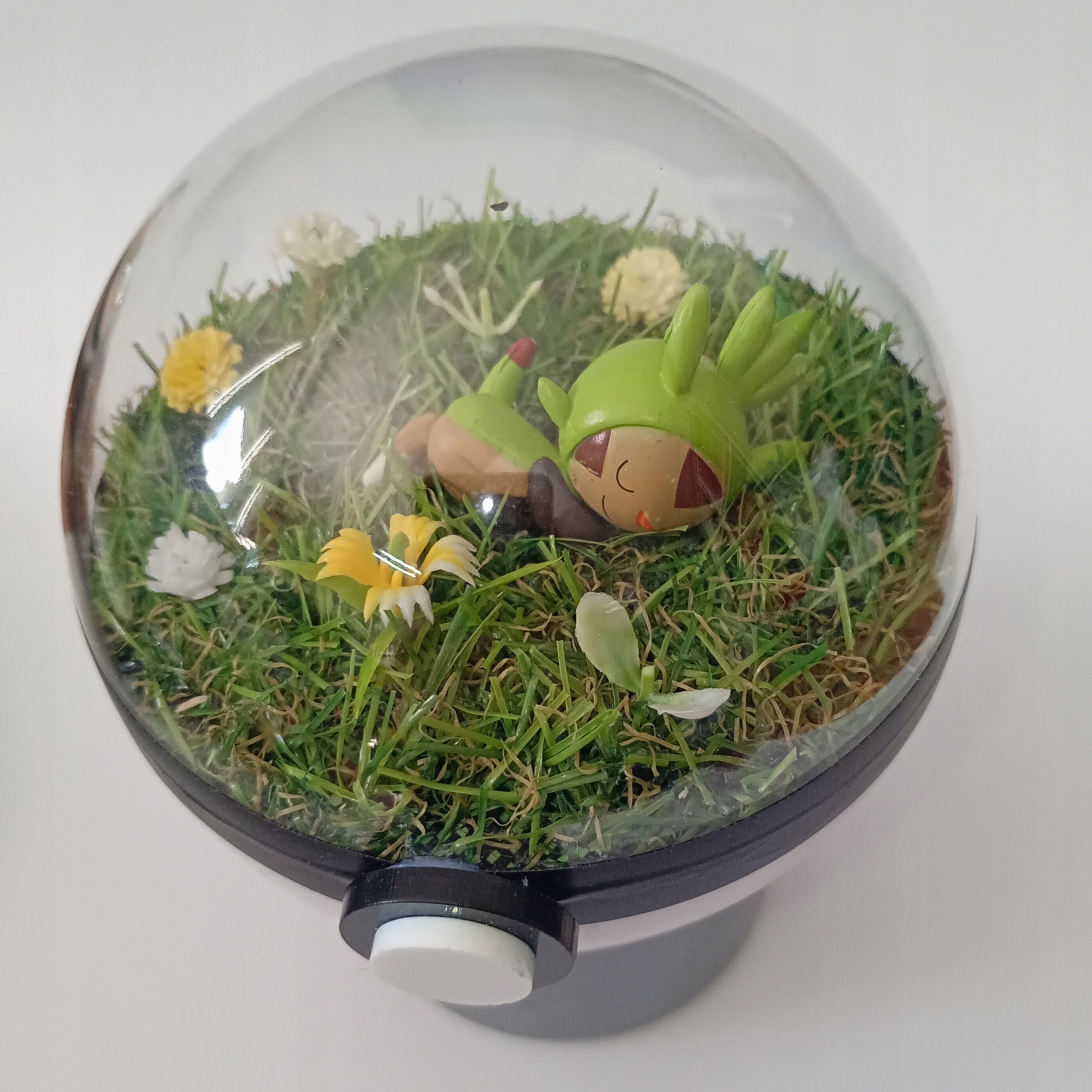 Chespin – Pokeball Terárium, Unikátní Pokémon Diorama, Ruční Výroba, 10 CM