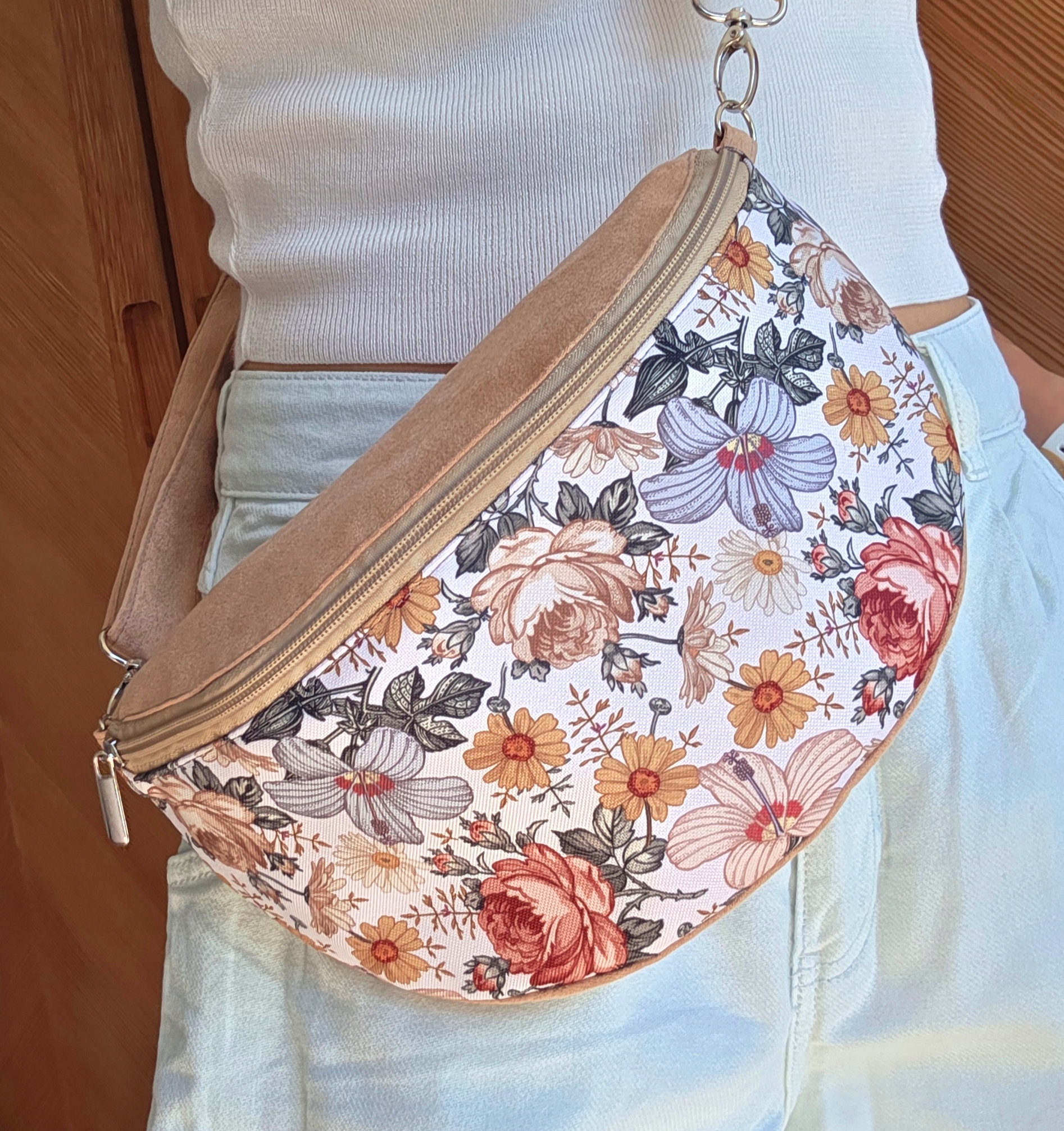 Nerka saszetka z kwiatkami jasny brąz beż, pojemna na ramię, regulowany pas