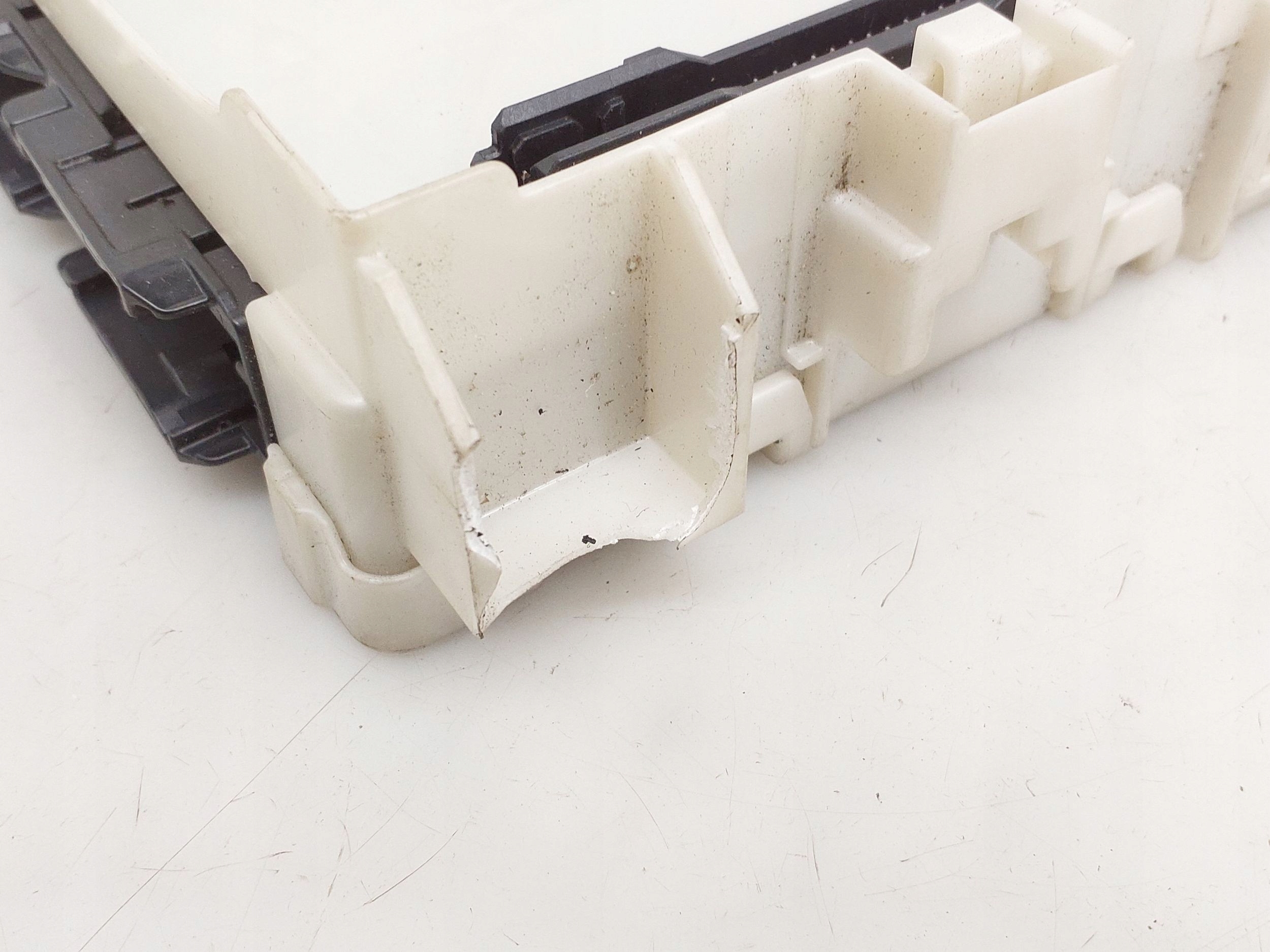 lexus ES 250 - 300 - 330 2021 рамка / модуль предохранителей