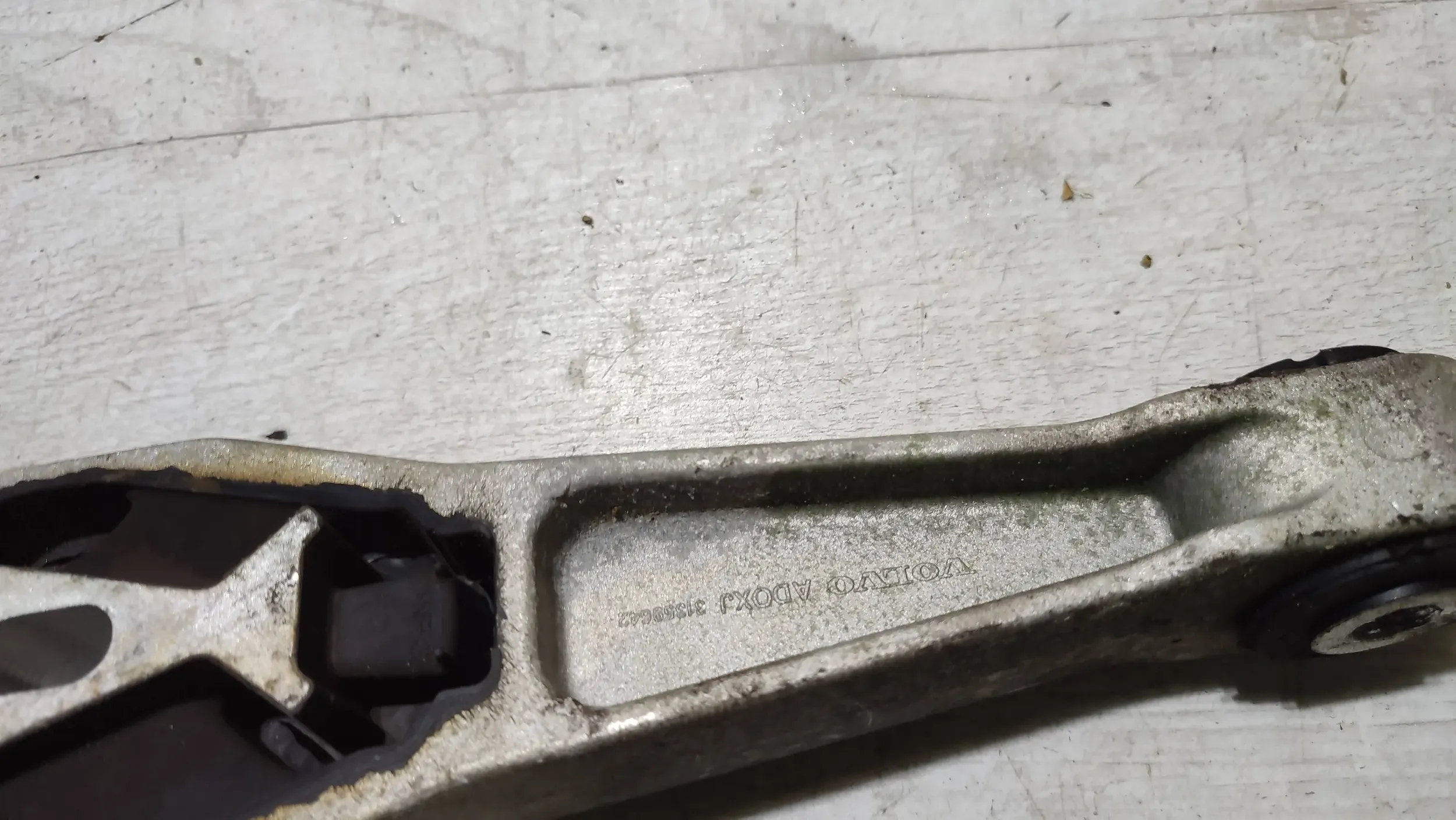 Volvo V40 II 2018r engine mount