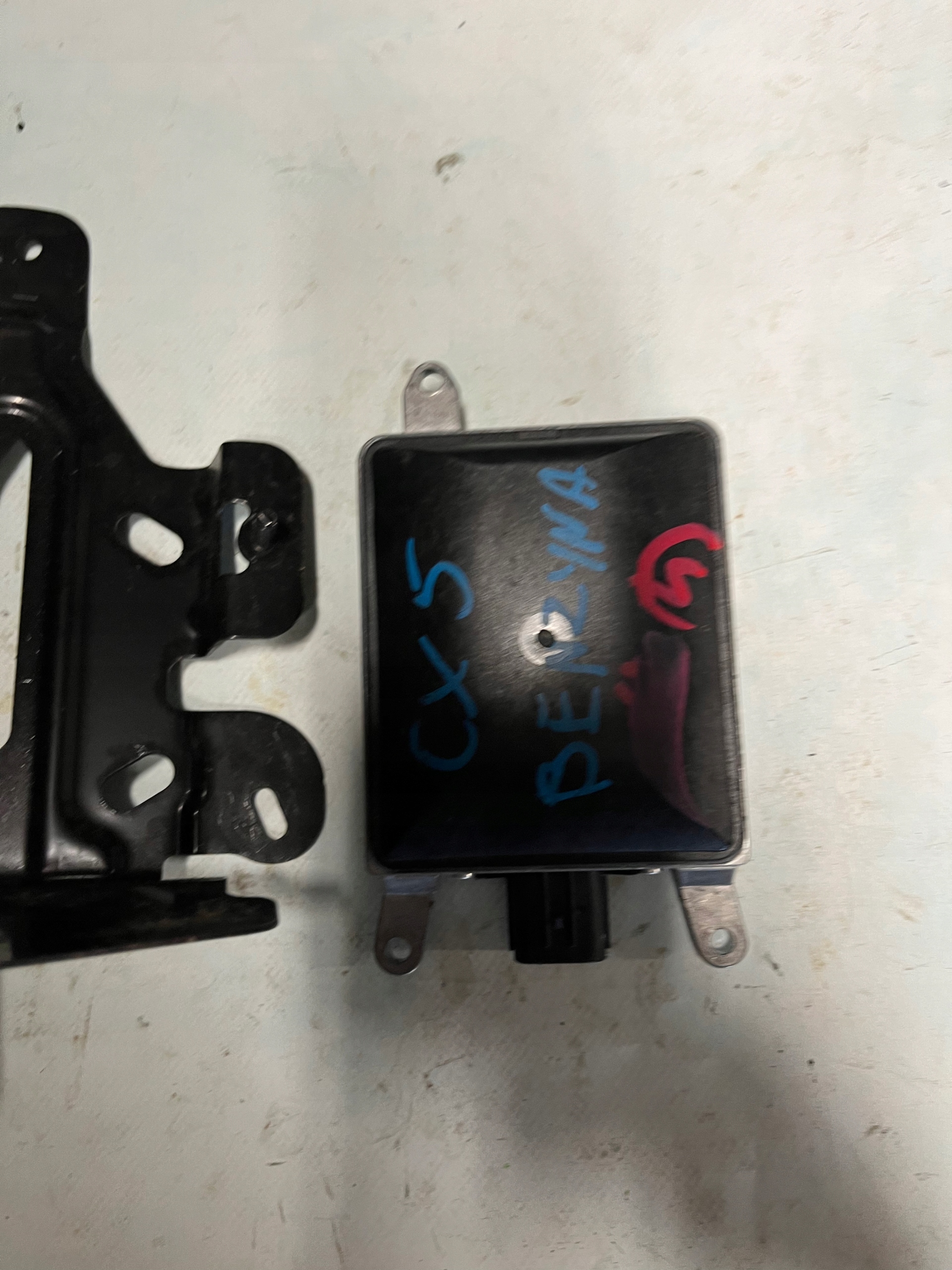 RADAR MODUŁ MAZDA CX-5 LEWY TYŁ KR82-67Y90A Producent części Mazda OE