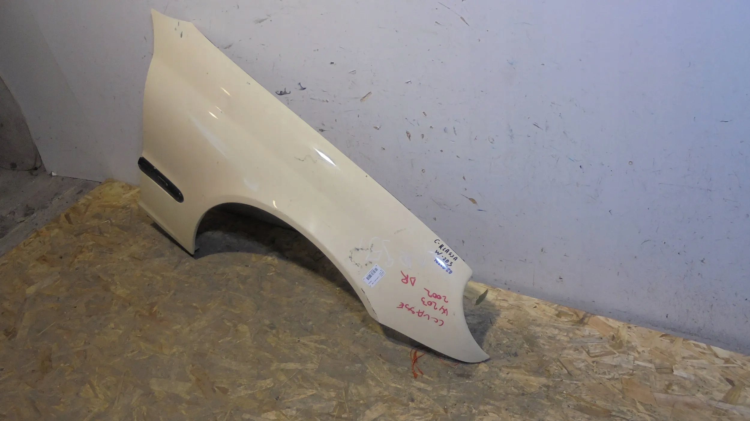 fender front right Mercedes C Klasa W203