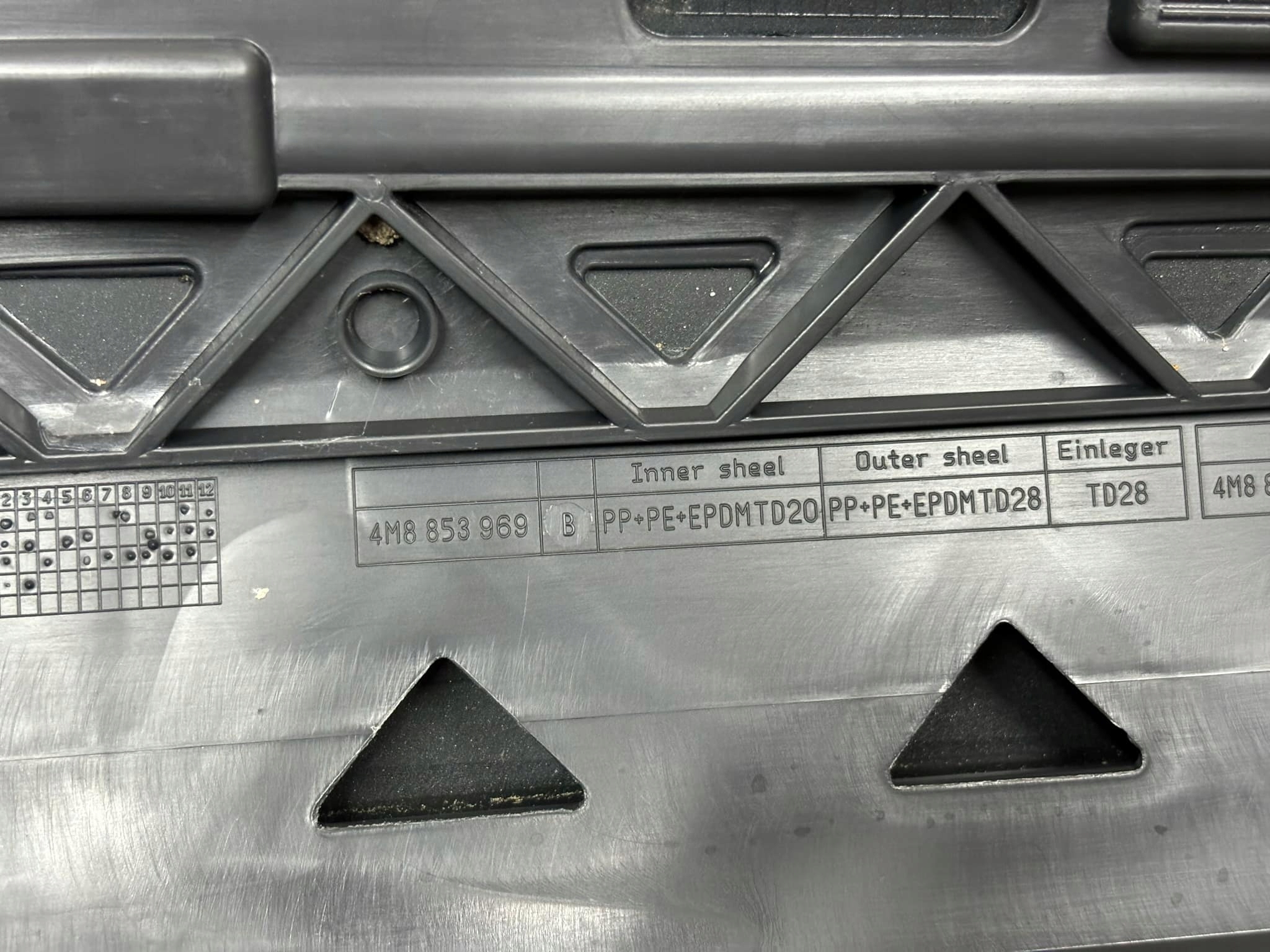 moulding door left rear part AUDI Q8 2018- 4M8853969B