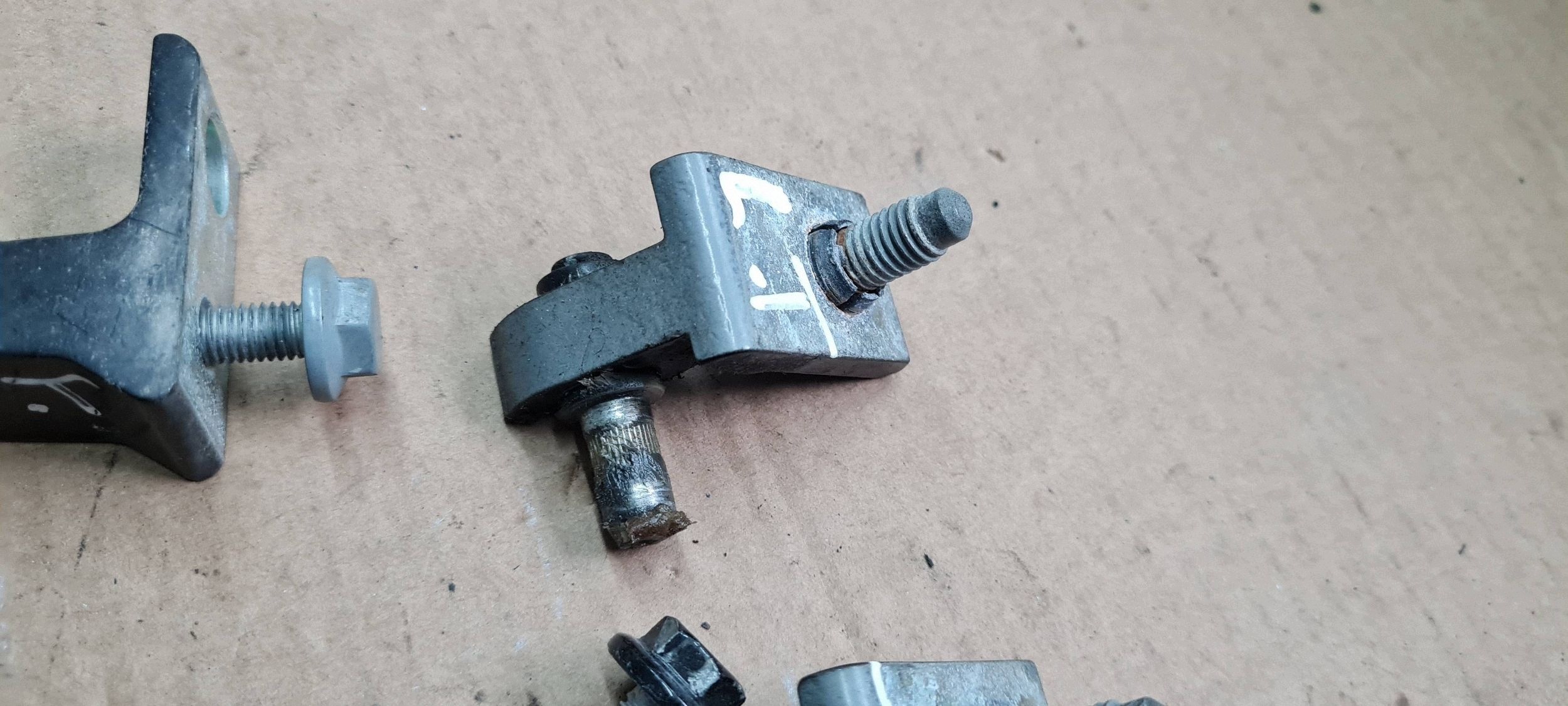 A4 B8 S4 LIFT hinge hinges door left left rear part rear. LZ9Y KOMPLET