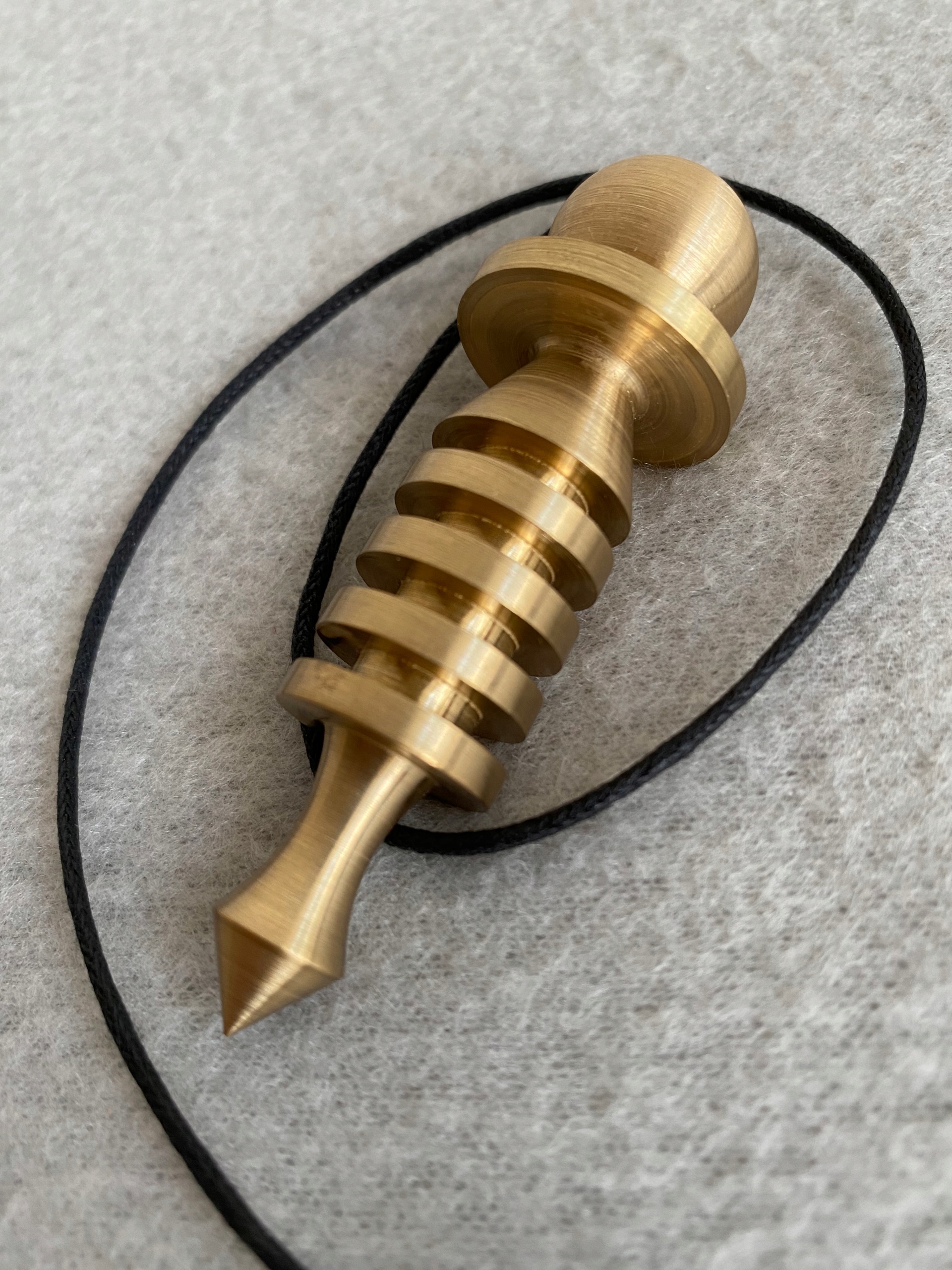 Wahadełko Izys Izis mosiądz 7,5 cm radiestezja