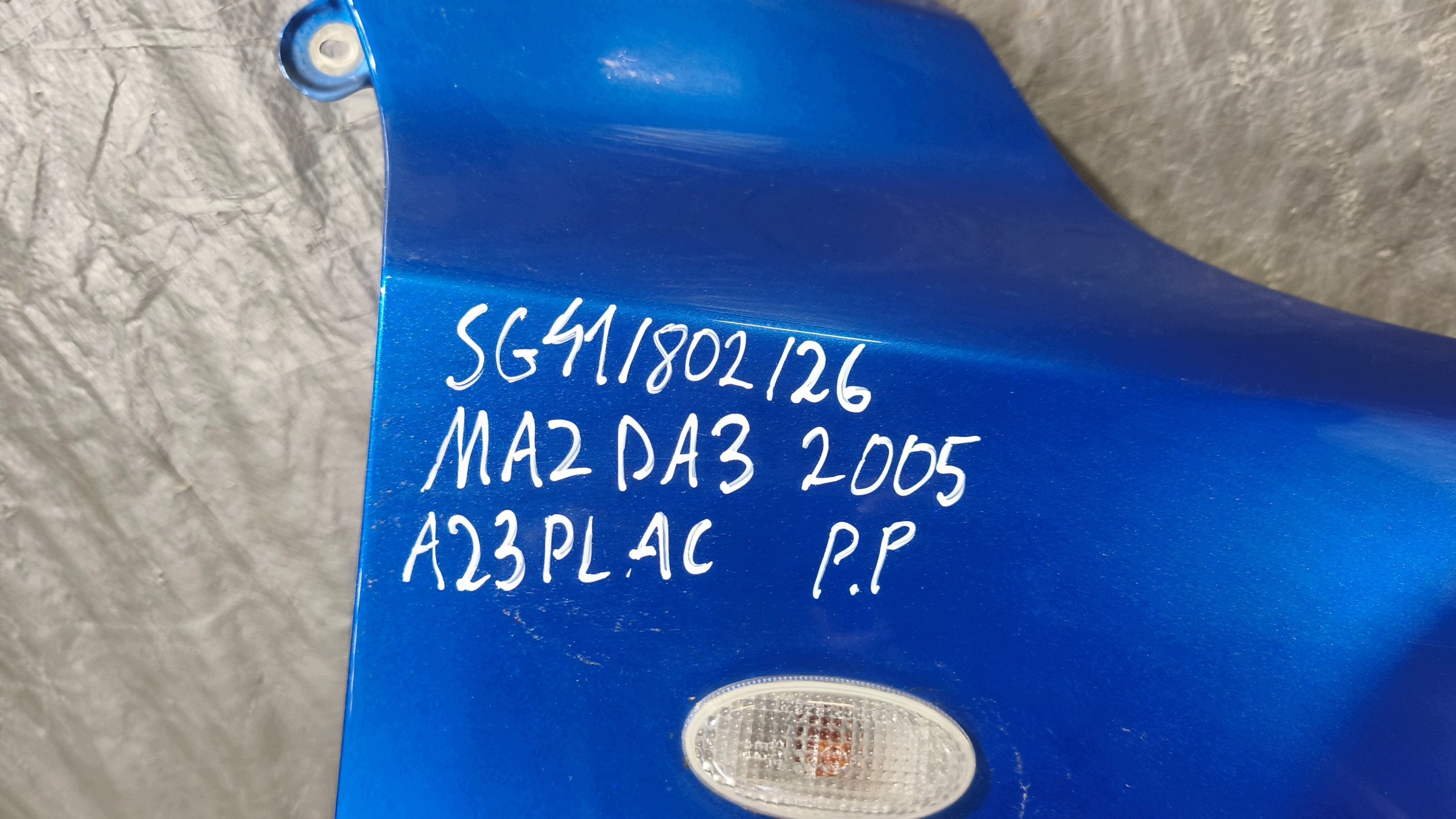 fender right front MAZDA 3 2005r