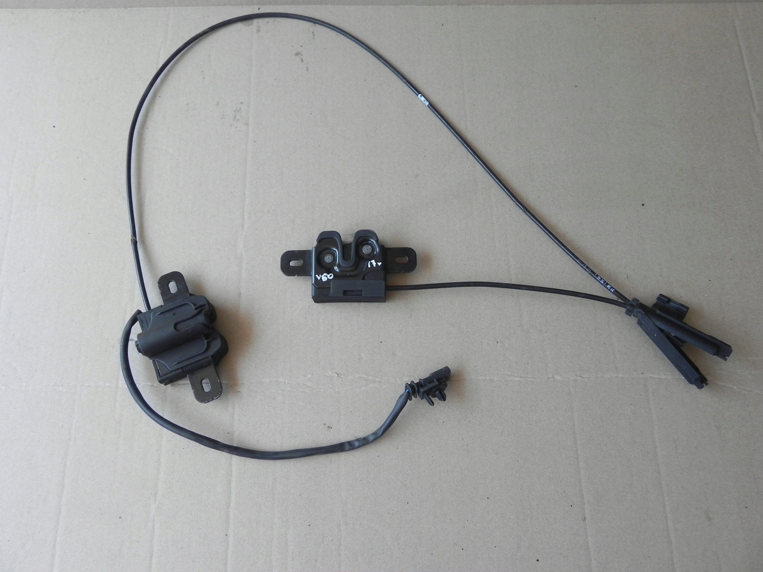 VOLVO V60 S60 II LINKA MASKI 2X ZAMEK