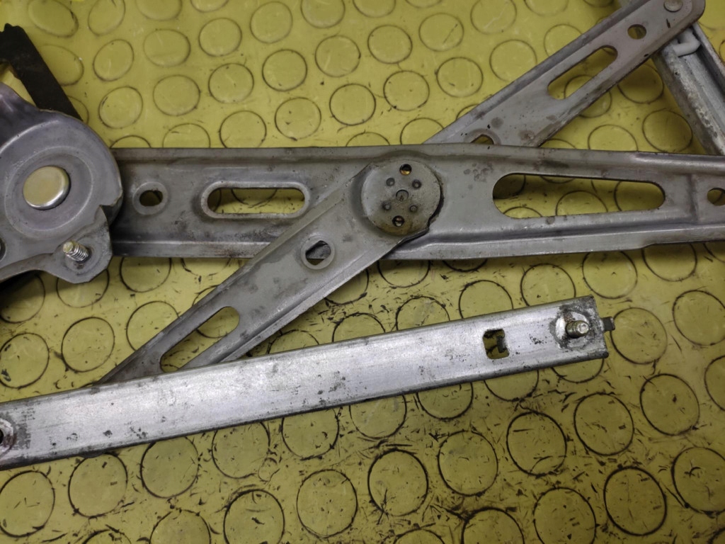 HYUNDAI I20 window regulator right front 988201J100
