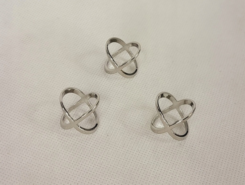 Ozdobna klamra KLIPS PIERŚCIEŃ DO APASZKI SZALA kolor srebrny Wzór dominujący bez wzoru