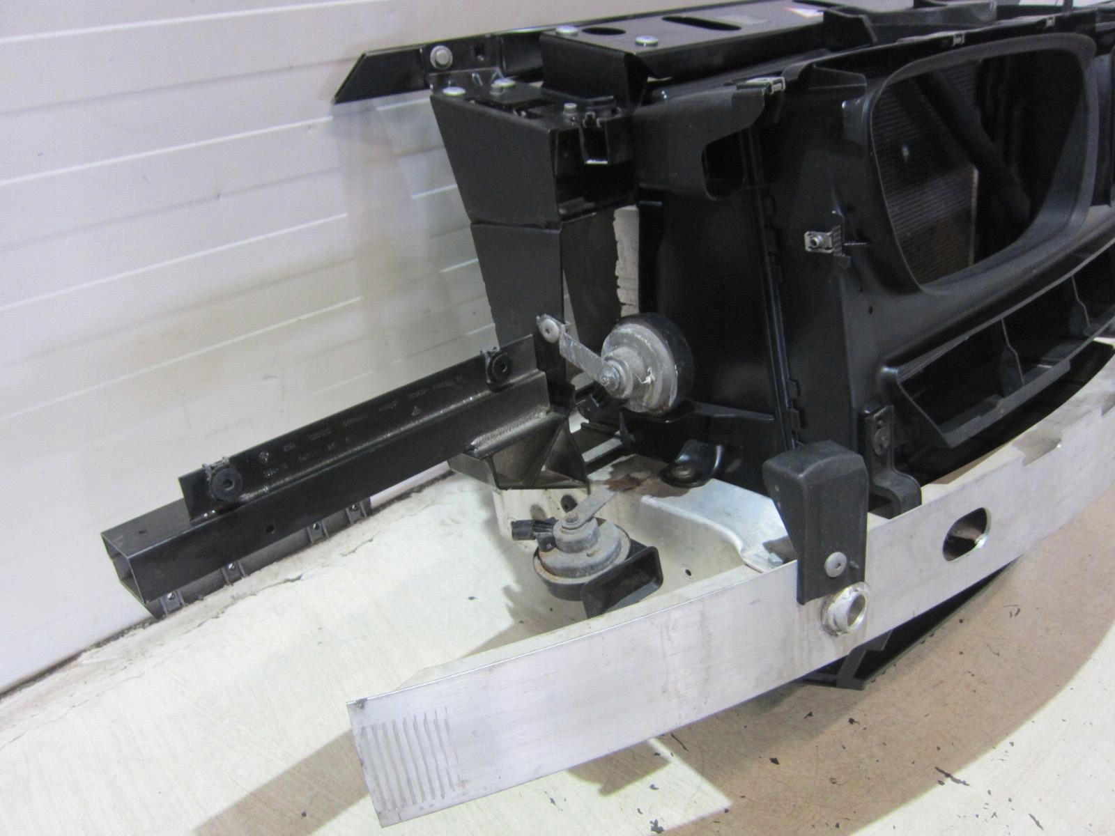 BMW X3 F25 X4 F26 3.0 N55 306KM PAS PRZEDNI CHŁODNICE WZMOCNIENIE 7560877 Strona zabudowy przód