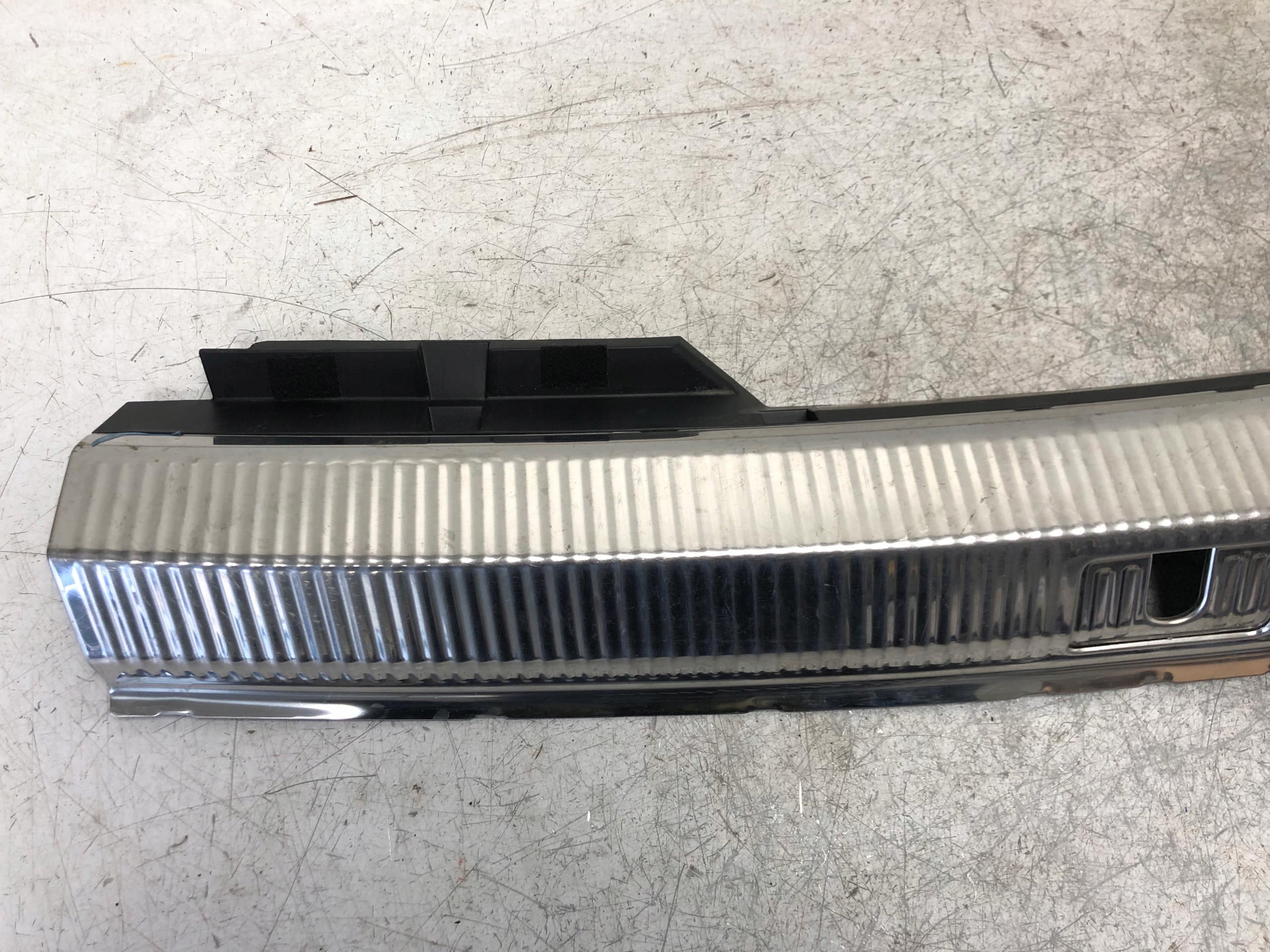 cover of the threshold boot AUDI A4 B8 KOMBI 8K9864483C