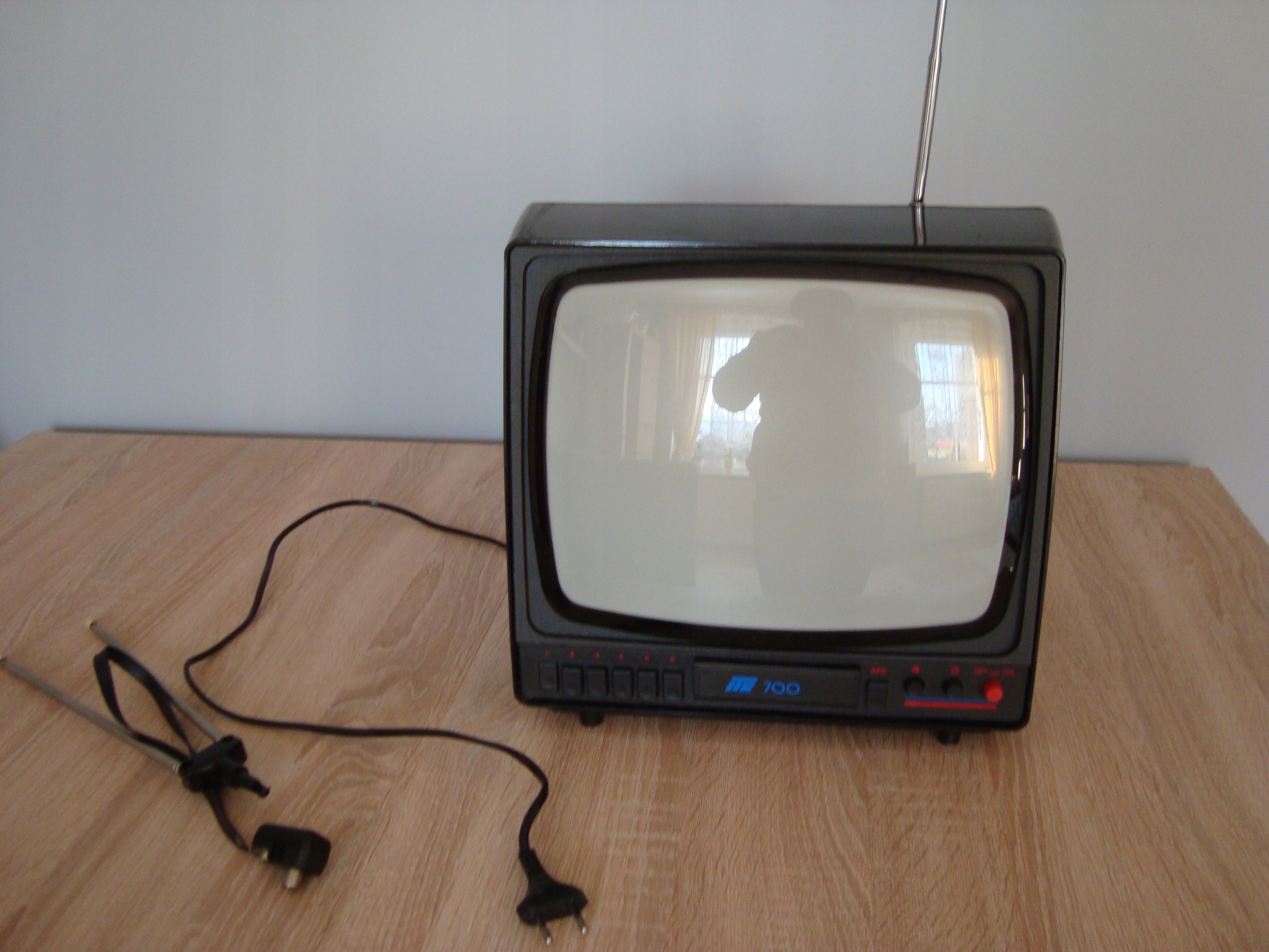 Telewizor turystyczny ITE 700 13 cali PRL