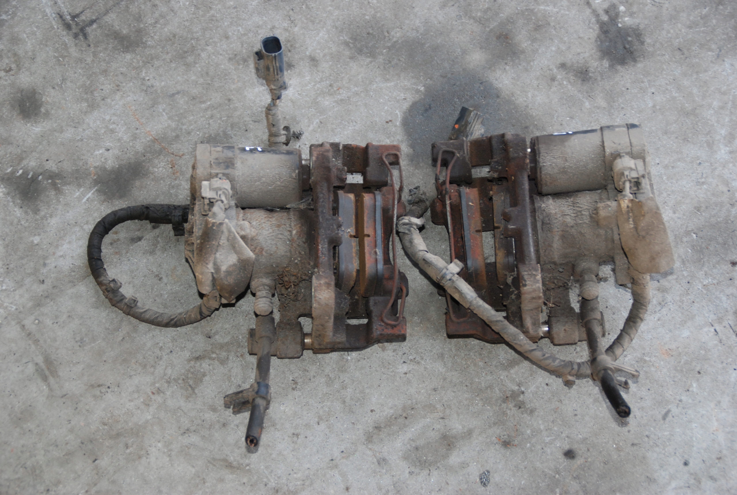 FORD MONDEO MK5 ЭЛЕКТРИЧЕСКИЙ ЗАЖИМ L / P ЗАДНИЙ