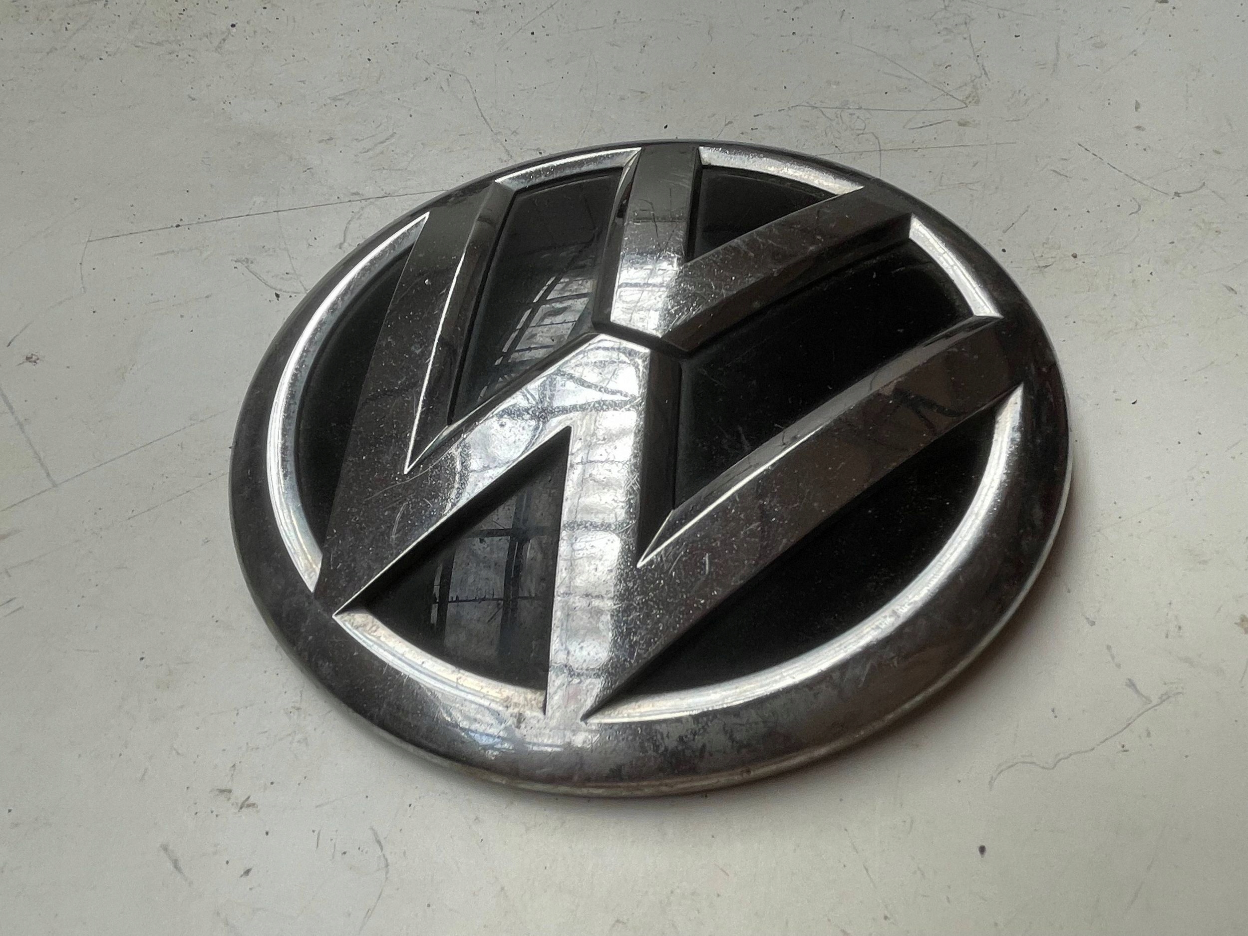 Emblemat Volkswagen PASSAT LOGO CC 3C8853601A !J