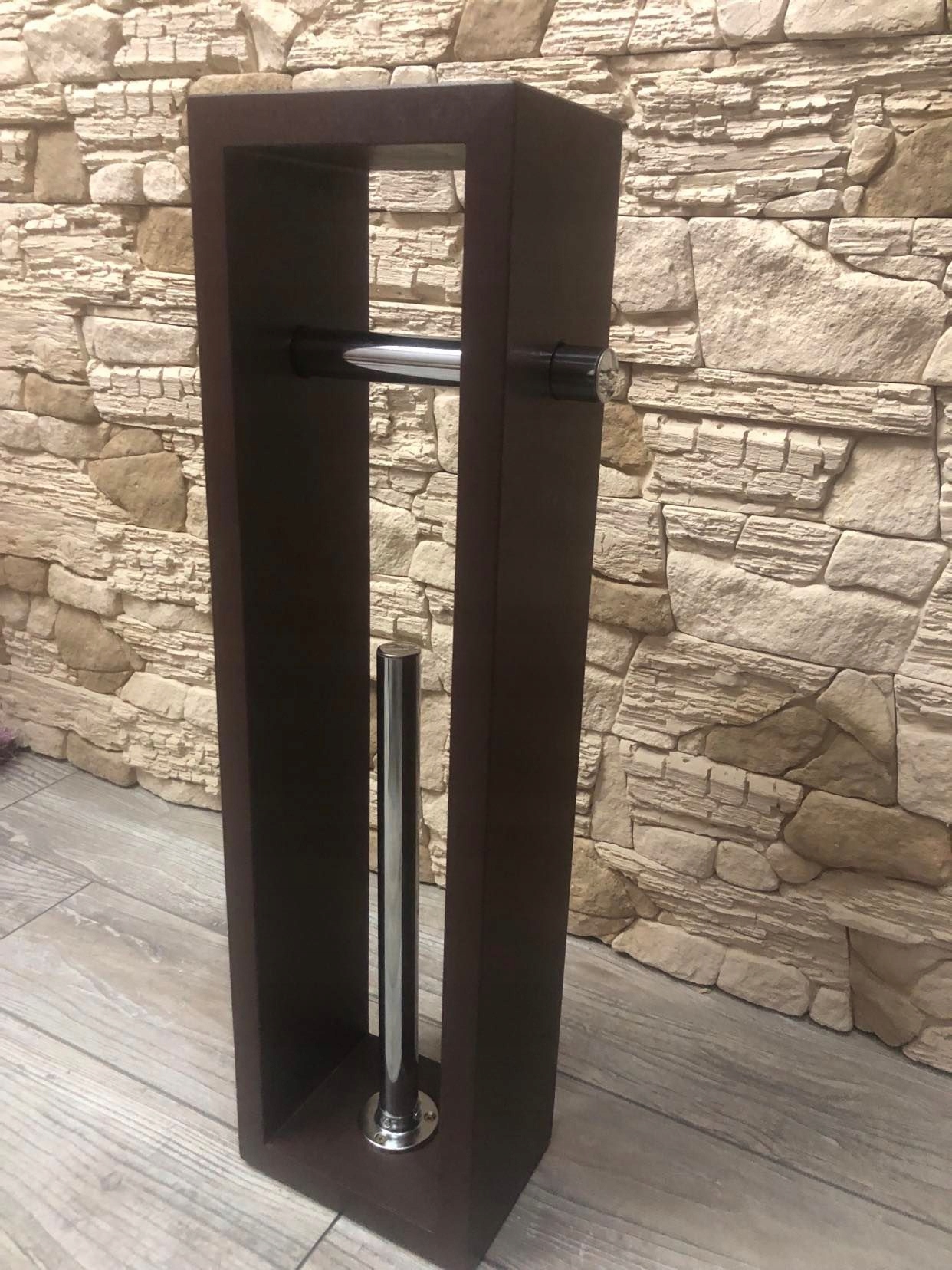 Stojak drewniany na papier toaletowy PALISANDER Wysokość produktu 62 cm