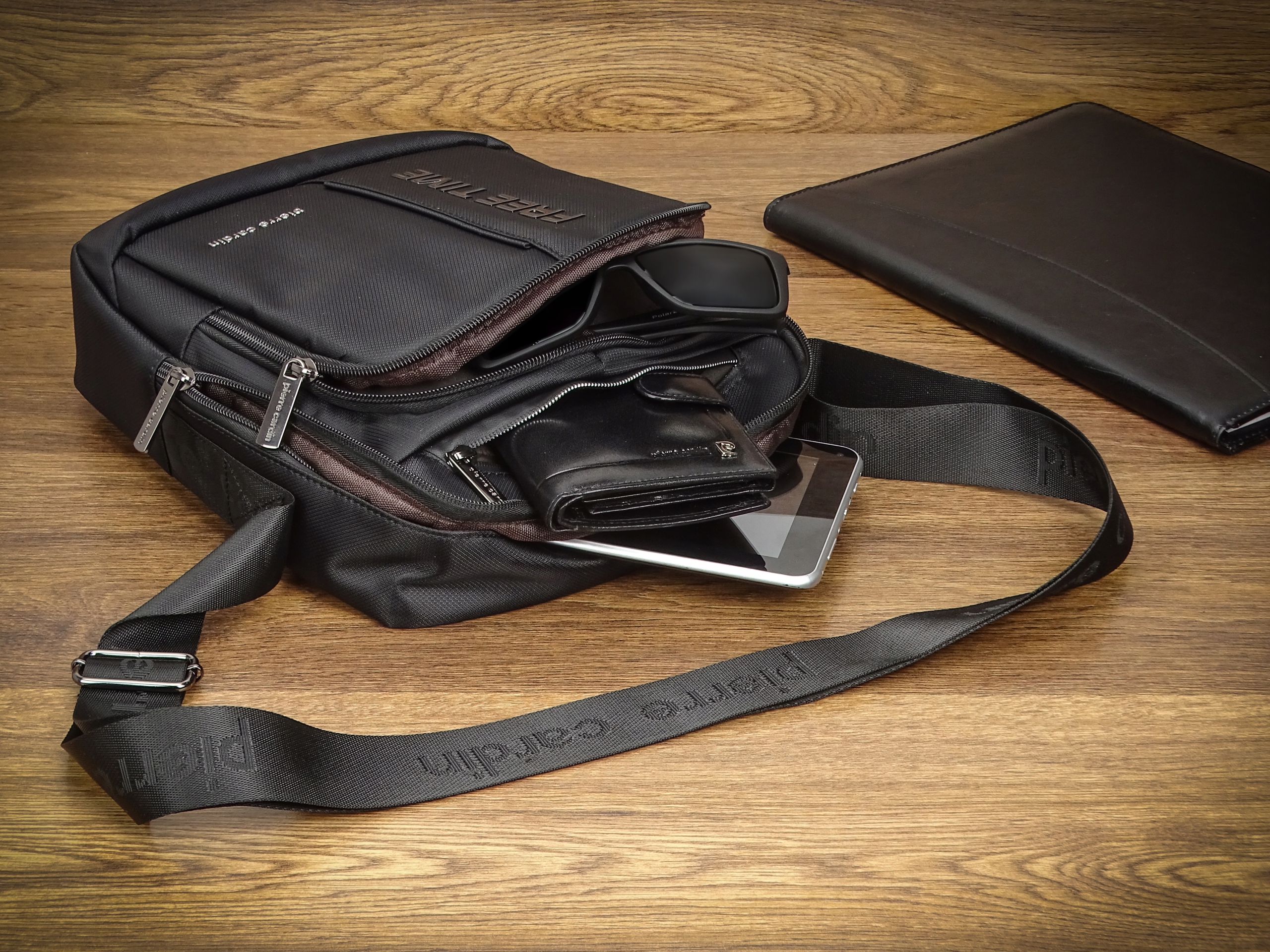 STYLOWA Czarna Meska Torba na RAMIE Pierre Cardin Listonoszka DLUGI PASEK Materiał dominujący poliester