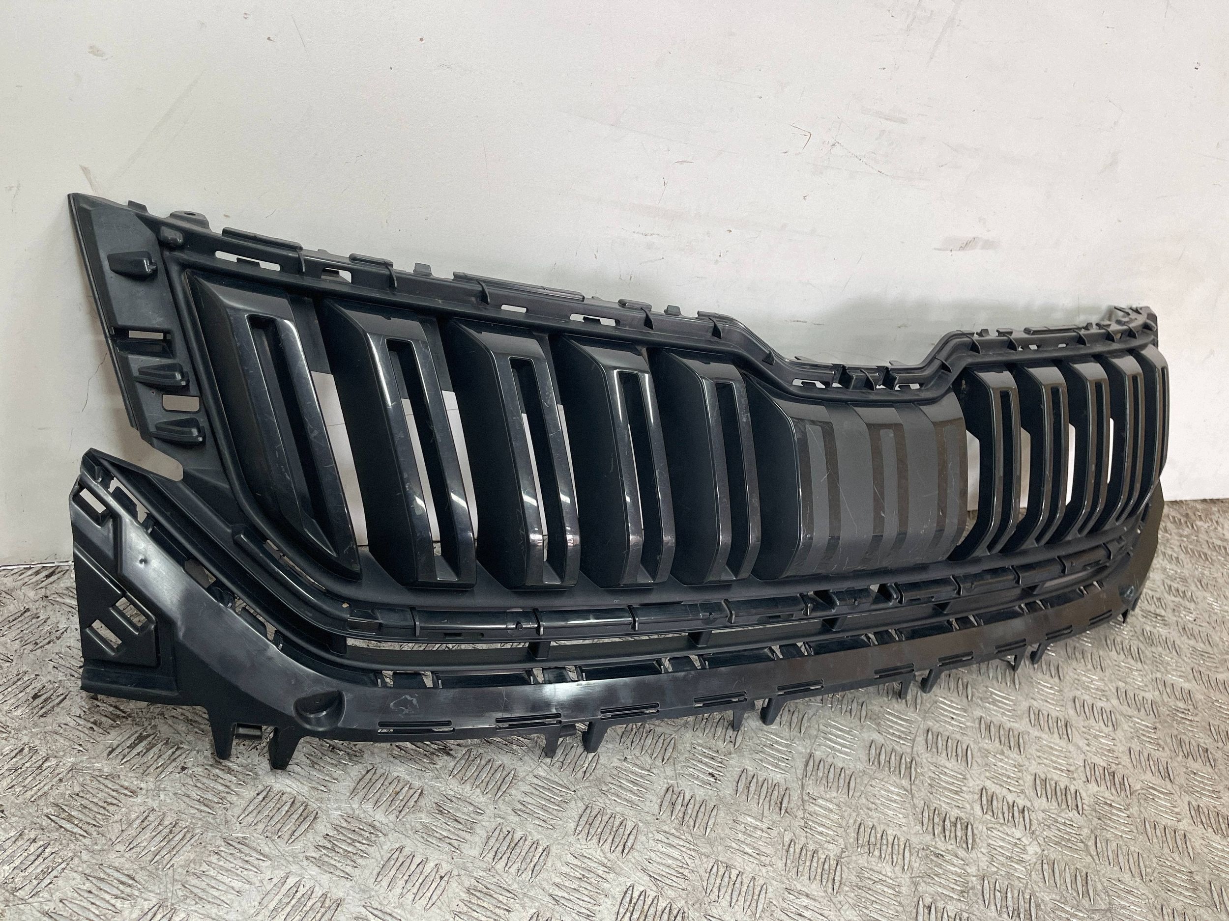 grille radiator grill front SKODA KODIAQ 16- 565853653A