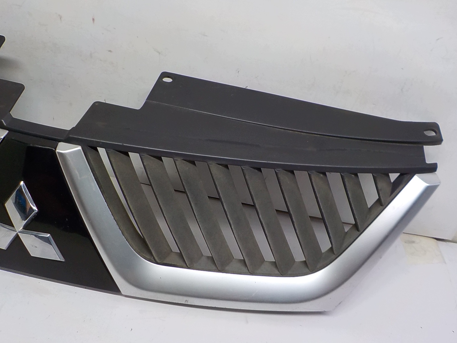 MITSUBISHI OUTLANDER II grill grille radiator