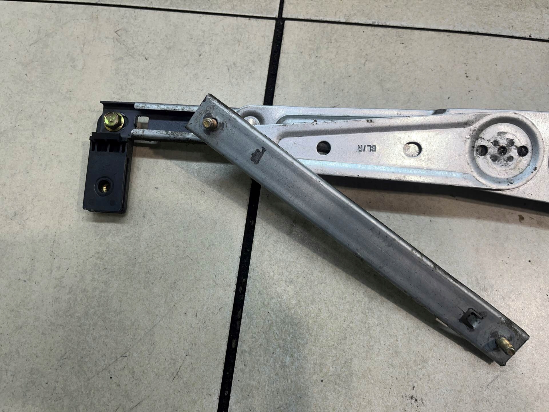 window regulator right rear part KIA SORENTO and 2.5 CRDI XH102PA