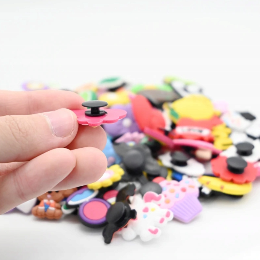 PRZYPINKA KWIATEK BIAŁO RÓŻOWY GRUBY DO BUTÓW CROCS CROCSÓW OZDOBA PIN Stan opakowania oryginalne