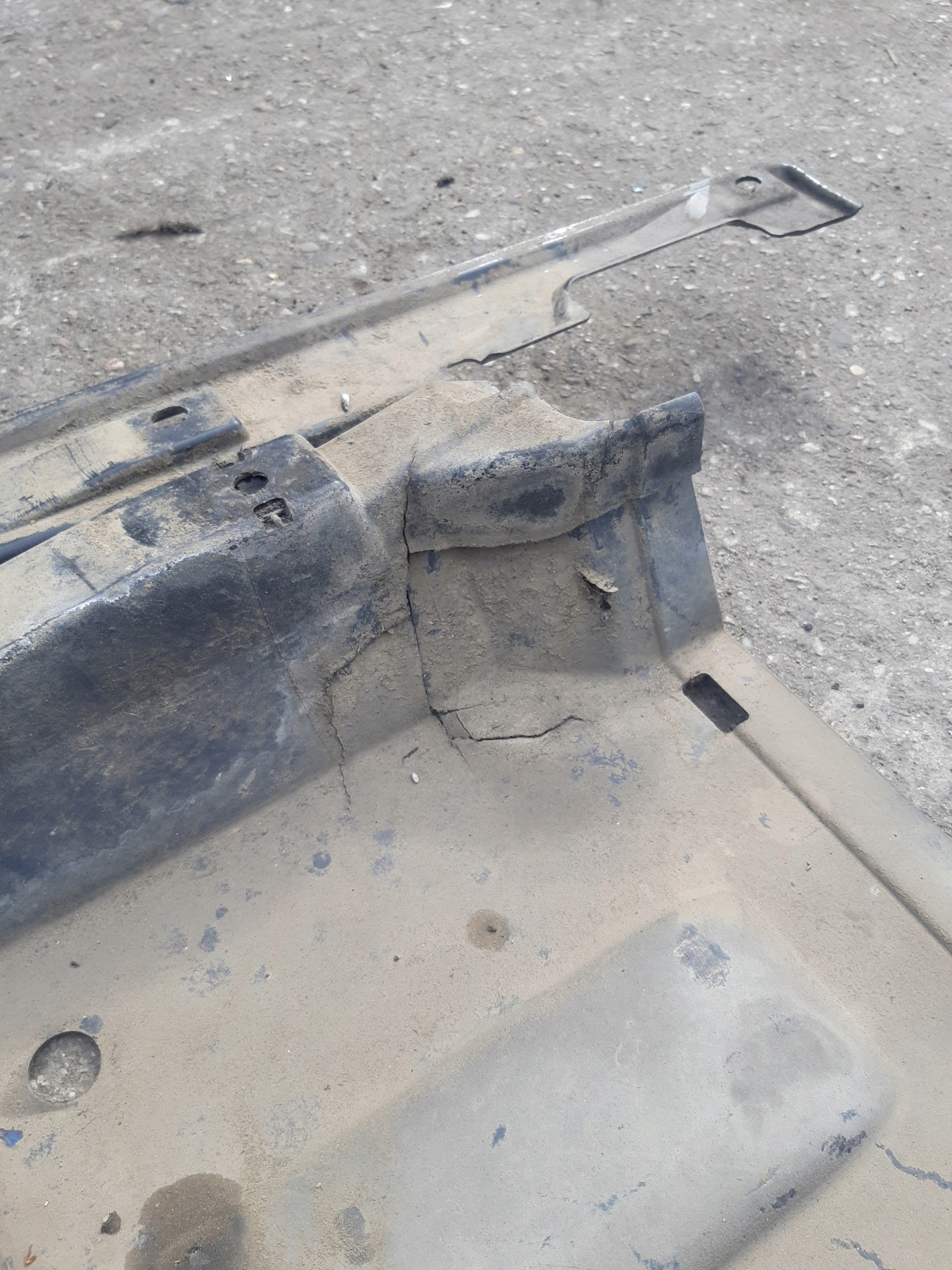 AUDI Q5 8R Blende Abdeckung abdeckung des Bodens Unterfahrschutz links 8R0825207C