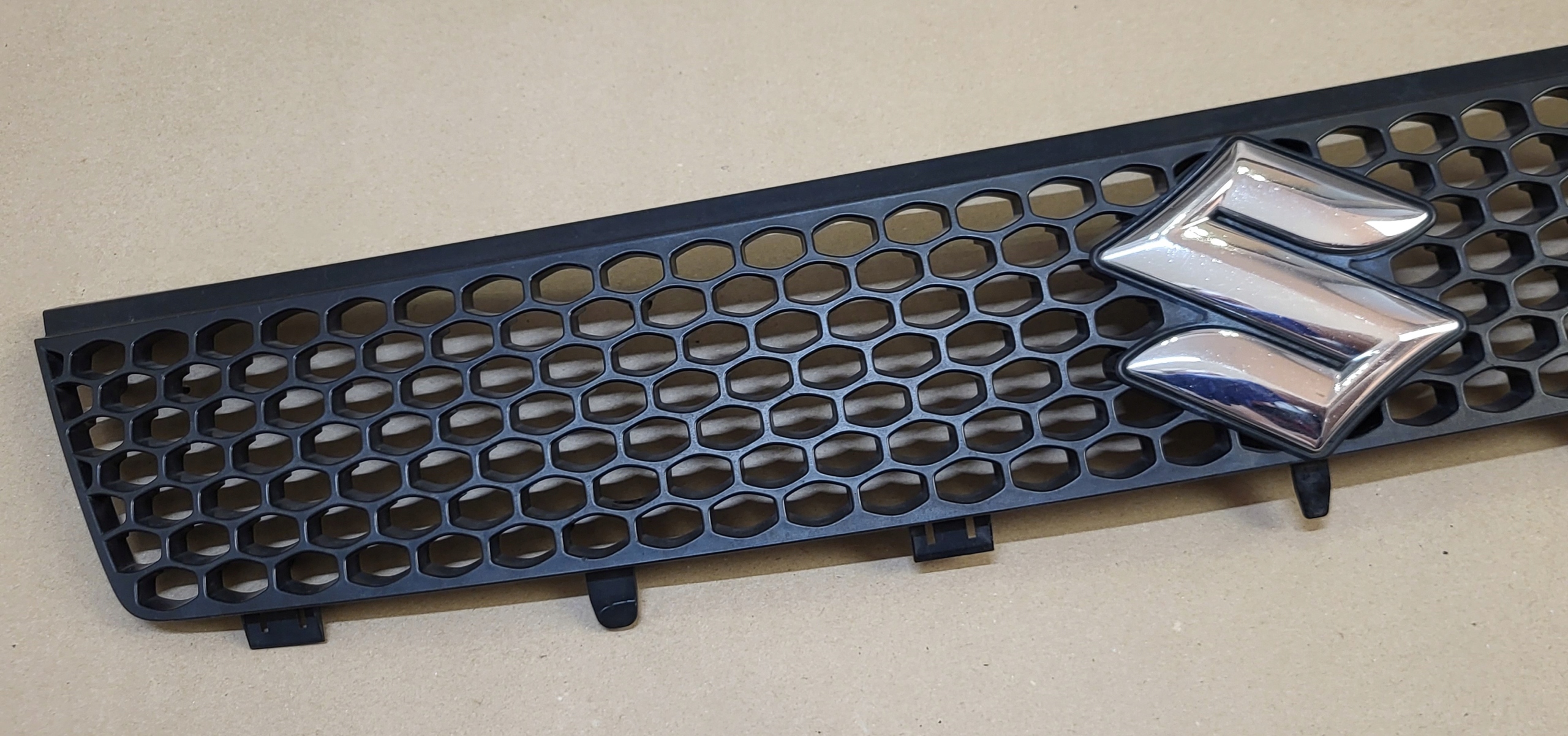 grill front grille radiator grid LOGO logo SUZUKI SWIFT MK6 05r.- OE