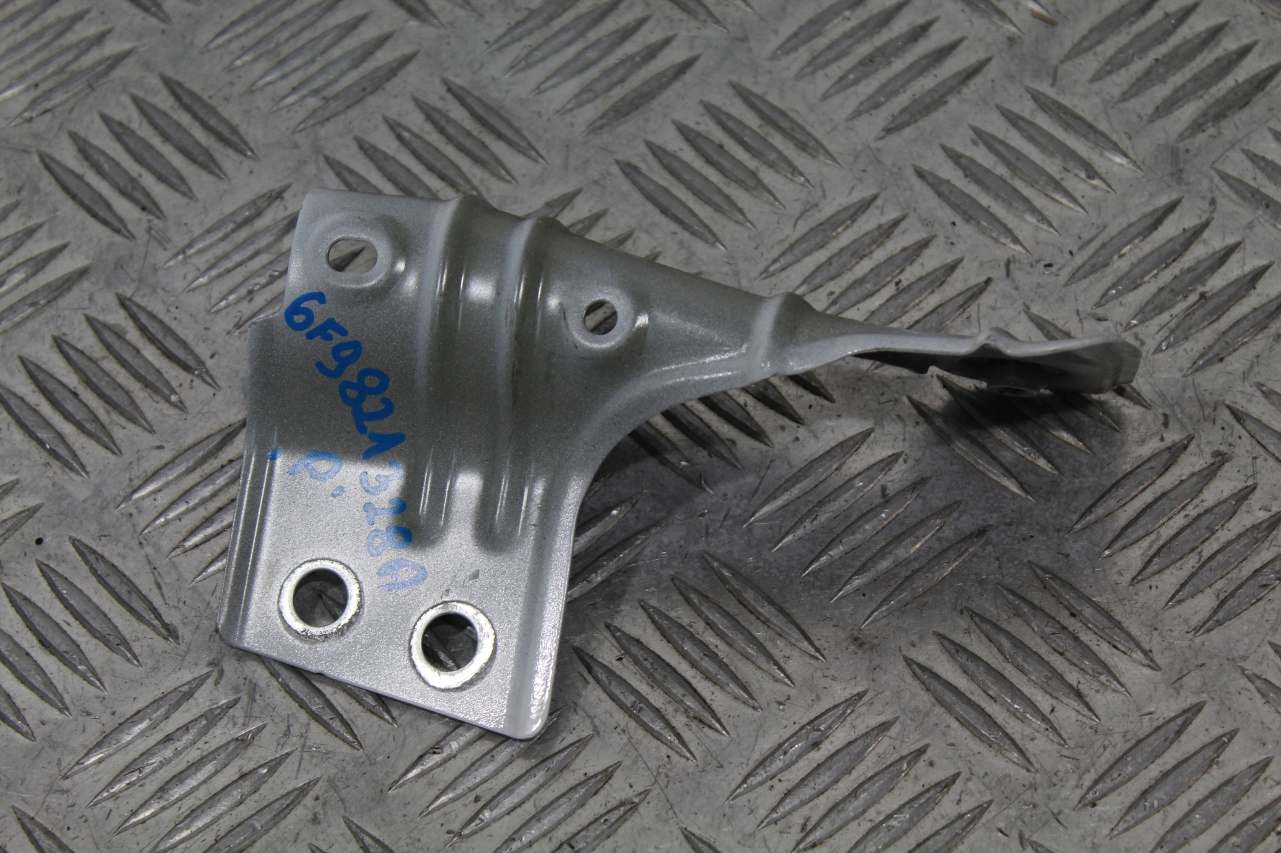 SUPPORT PLAQUE AILE DROITE AVANT SEAT ARONA 6F9