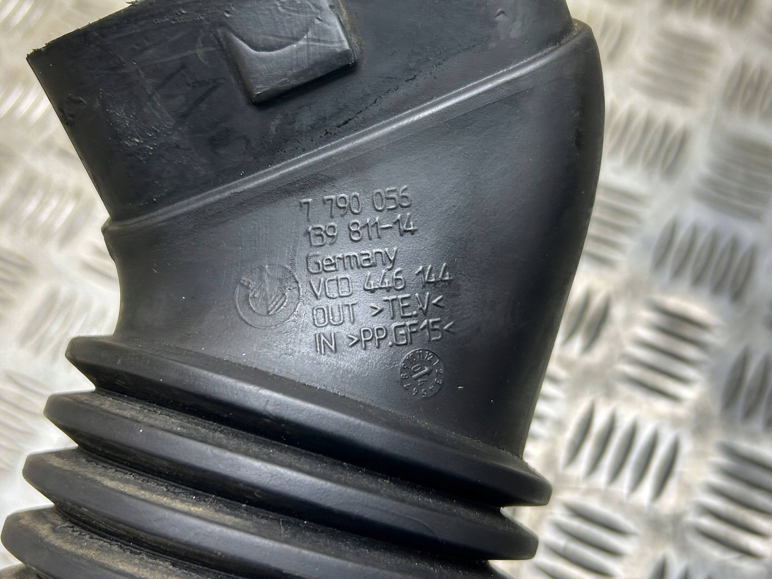 Czesc rury dolotu luft BMW 5 E60 E61 2004 7790056