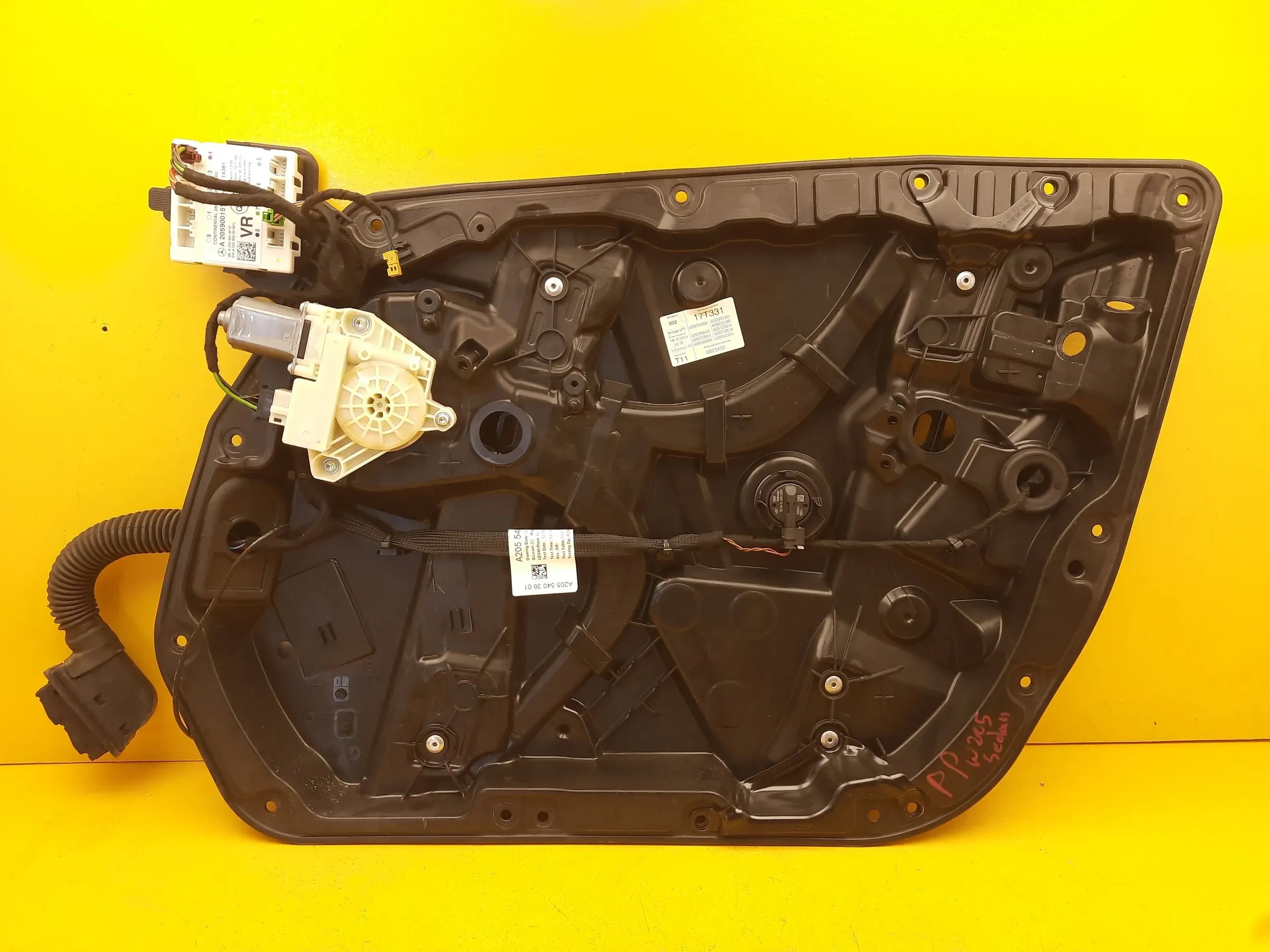 Mercedes-Benz C W205 PODNOŚNIK SZYBY PRAWY PRZÓD A2057230414