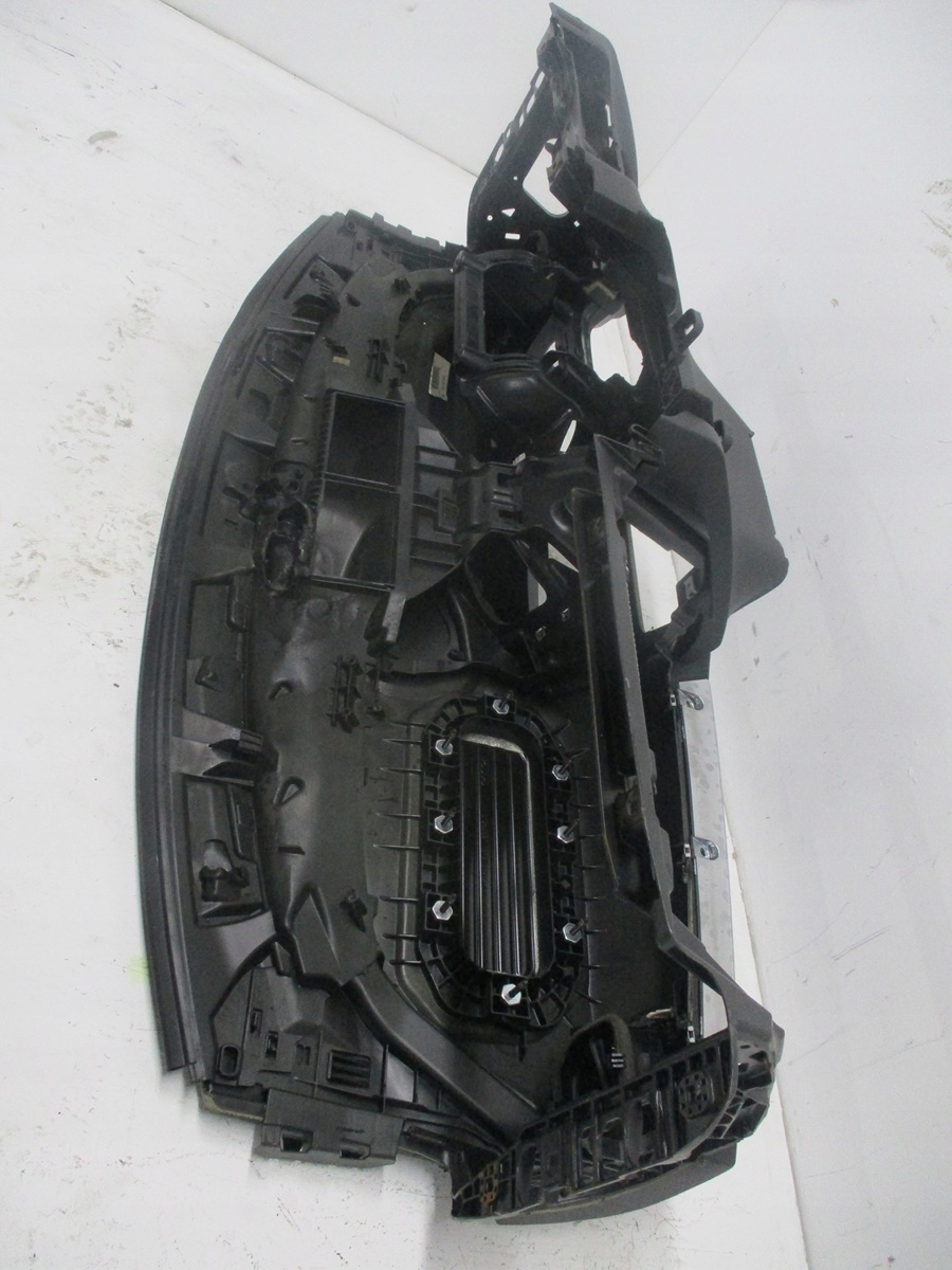 dashboard VOLVO V40 damaged